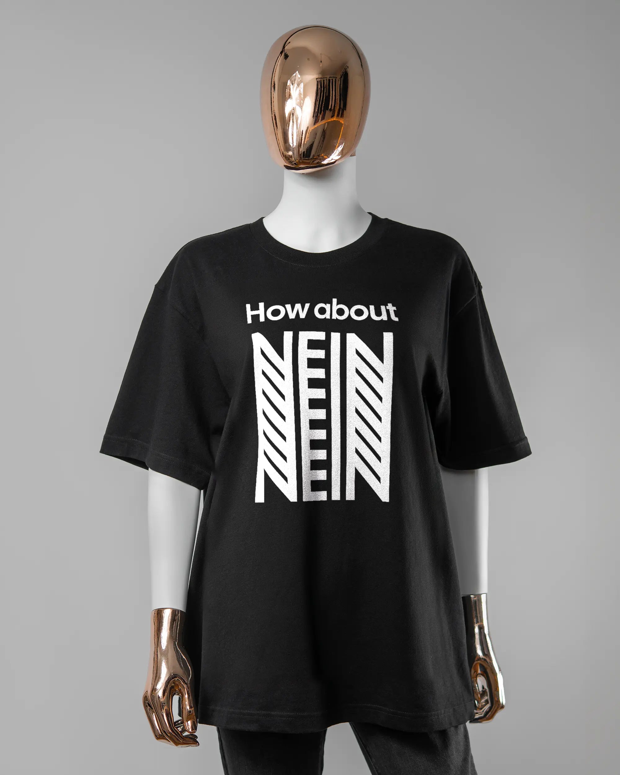 Vorderseite des Basic Unisex T-Shirt Oversized von Maondo mit dem Design How about nein in der Farbe Black und in der Größe S getragen von einer femininen Puppe