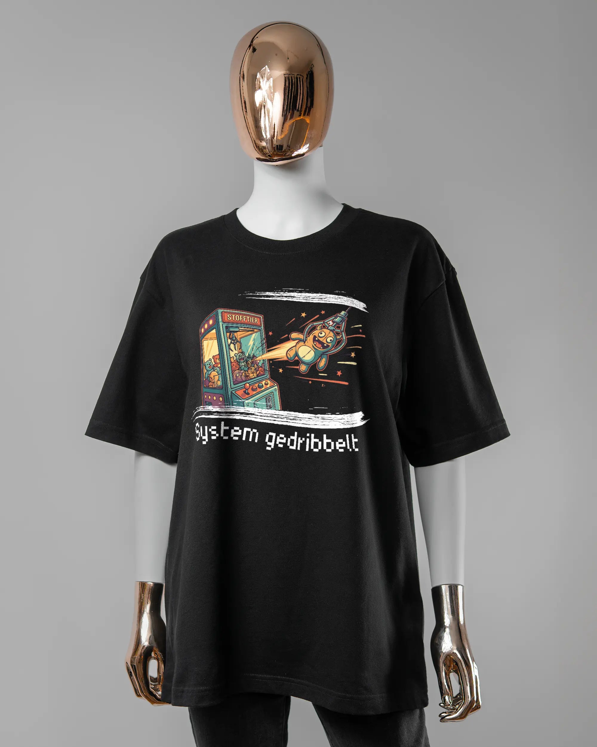 Vorderseite des Basic Unisex T-Shirt Oversized von Maondo mit dem Design System gedribbelt in der Farbe Black und in der Größe S getragen von einer femininen Puppe