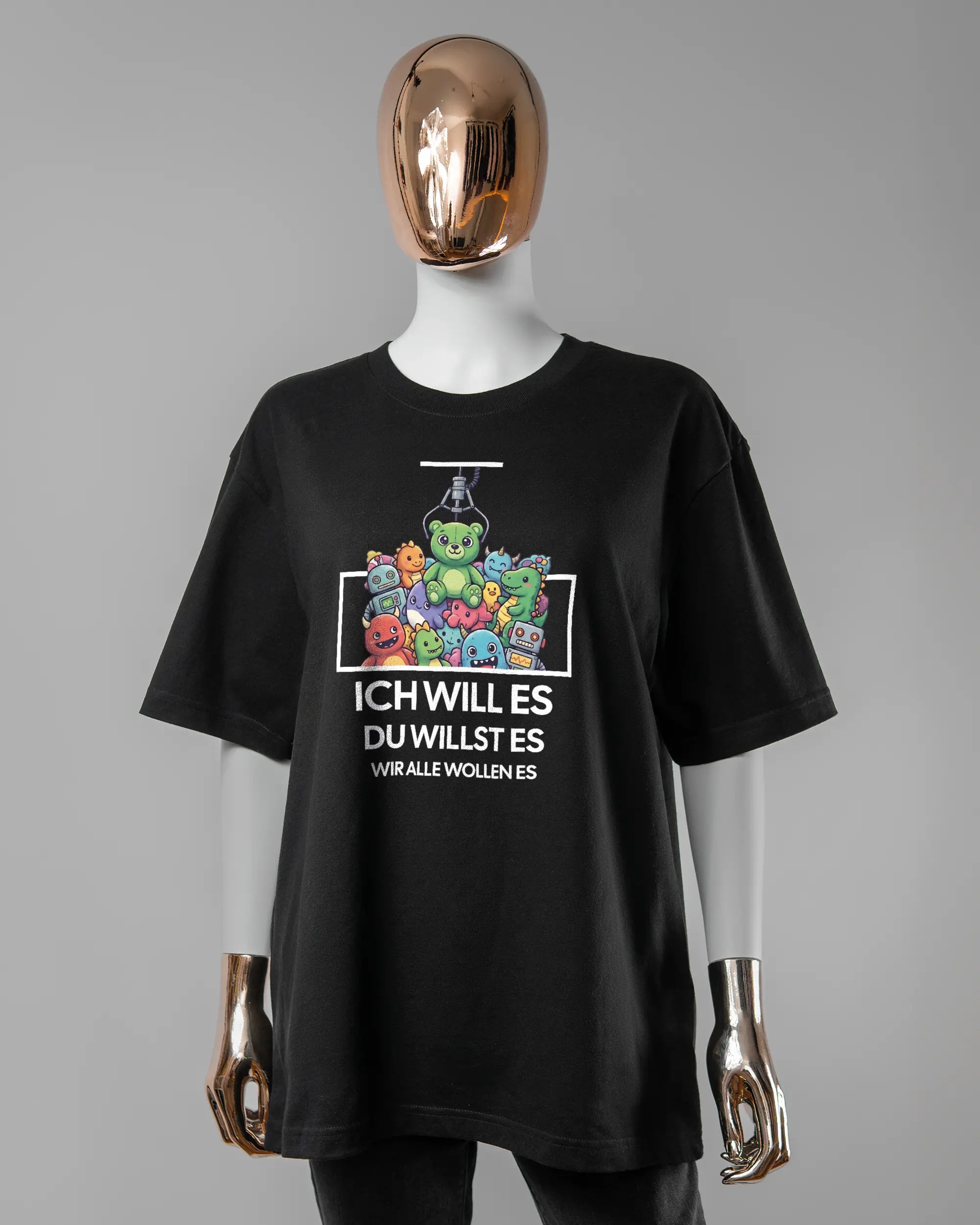 Vorderseite des Basic Unisex T-Shirt Oversized von Maondo mit dem Design Will Stofftier in der Farbe Black und in der Größe S getragen von einer femininen Puppe