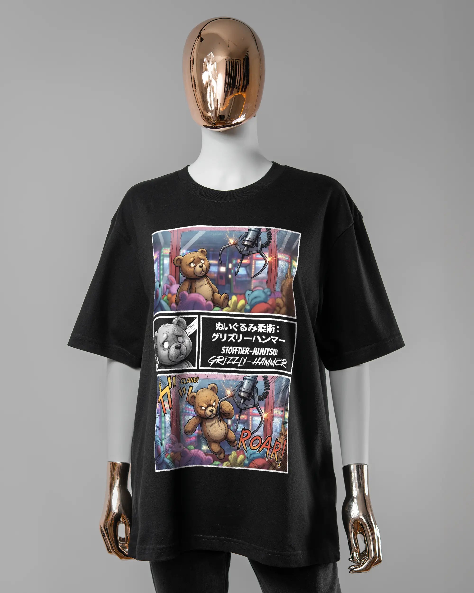 Vorderseite des Basic Unisex T-Shirt Oversized von Maondo mit dem Design Manga Stoff in der Farbe Black und in der Größe S getragen von einer femininen Puppe