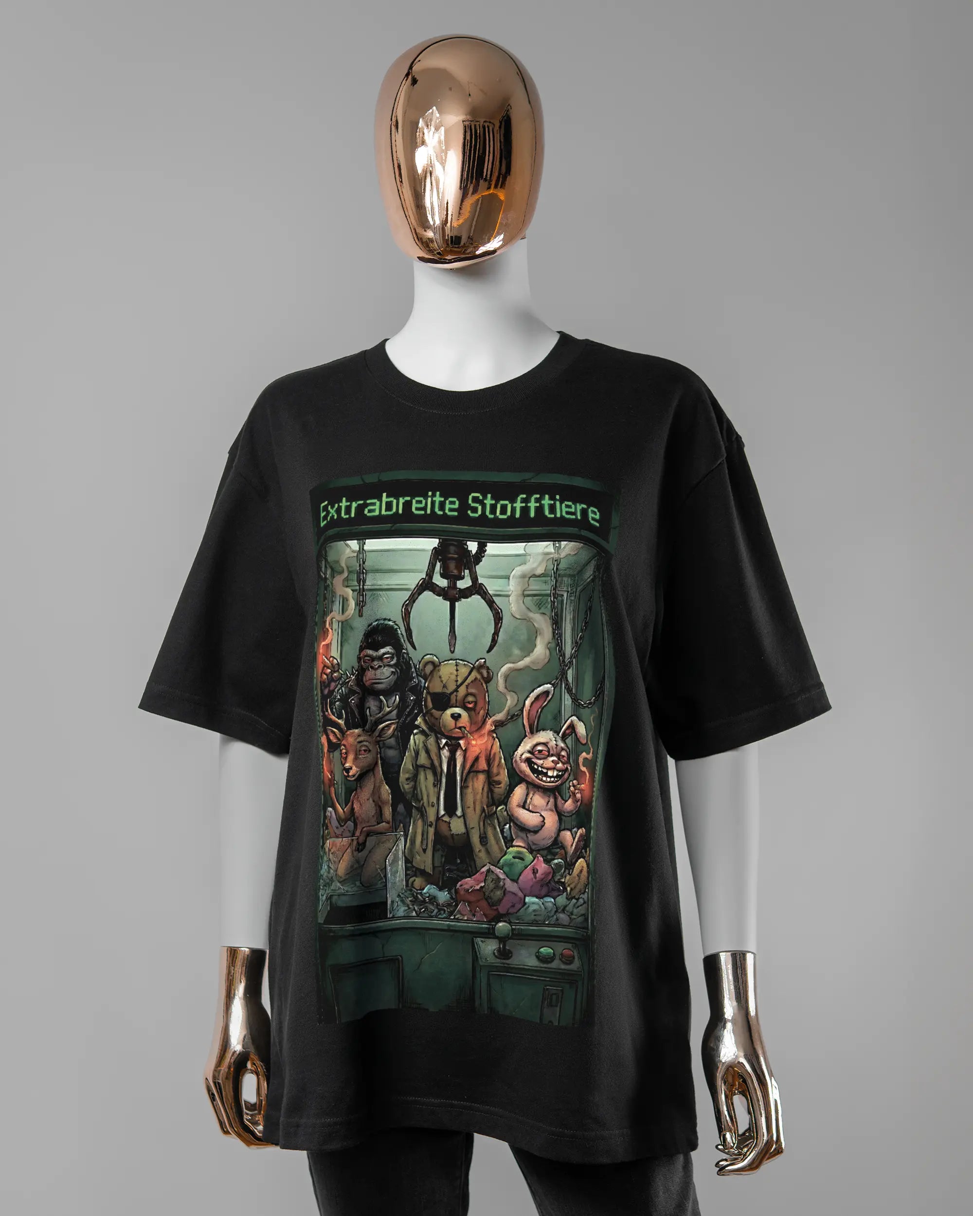 Vorderseite des Basic Unisex T-Shirt Oversized von Maondo mit dem Design Extrabreit in der Farbe Black und in der Größe S getragen von einer femininen Puppe