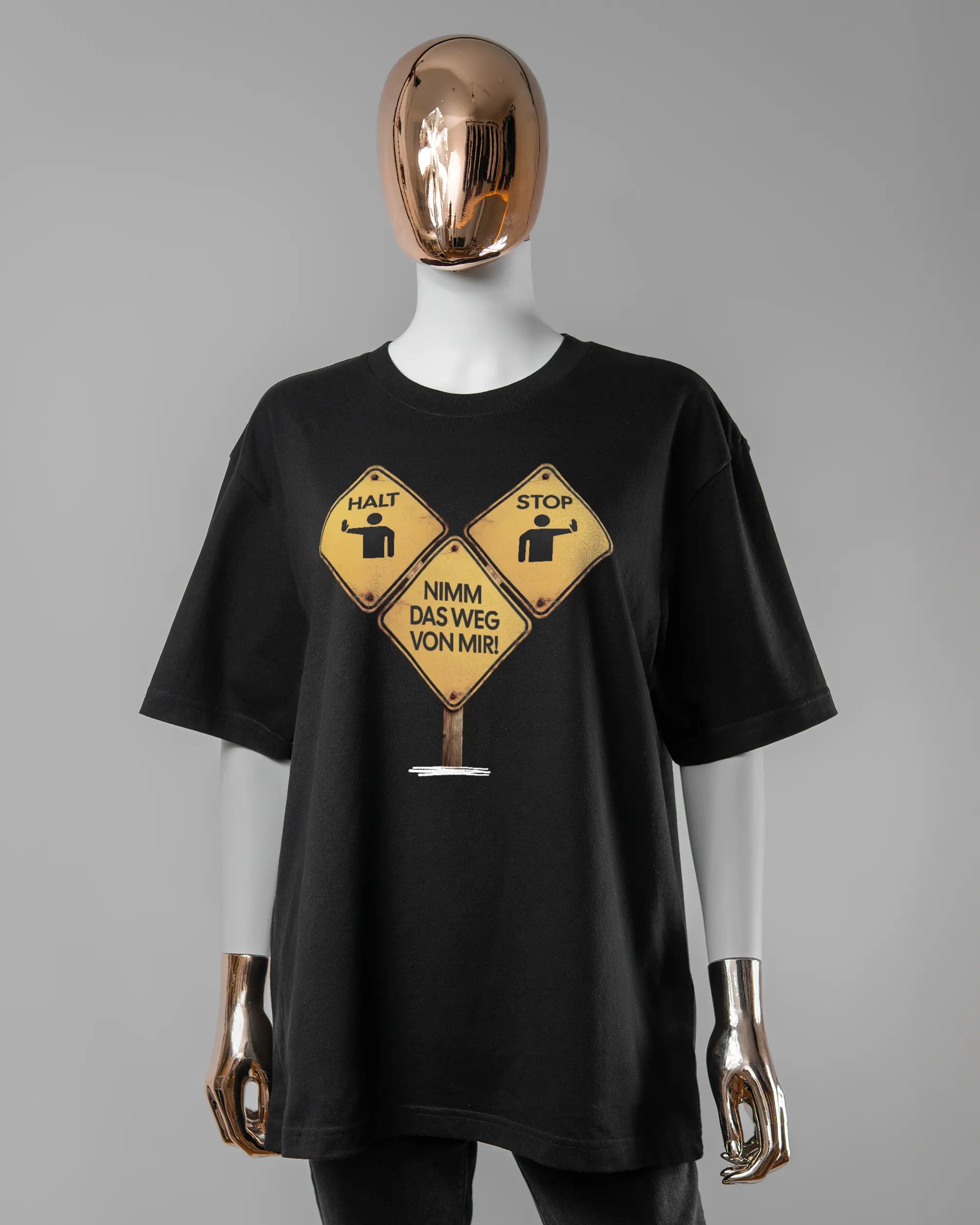 Vorderseite des Basic Unisex T-Shirt Oversized von Maondo mit dem Design Schutzschild in der Farbe Black und in der Größe S getragen von einer femininen Puppe