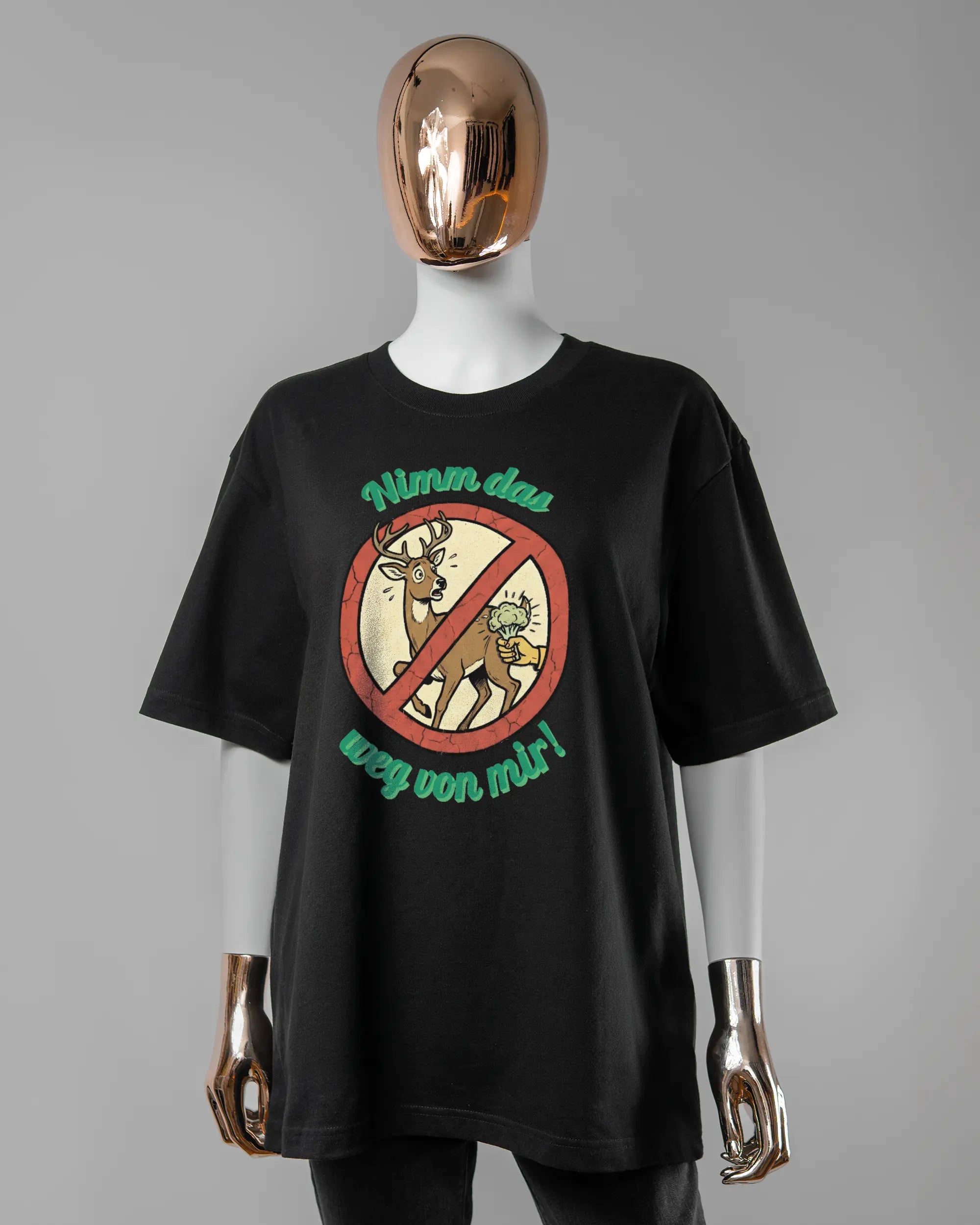 Vorderseite des Basic Unisex T-Shirt Oversized von Maondo mit dem Design Reh weg in der Farbe Black und in der Größe S getragen von einer femininen Puppe