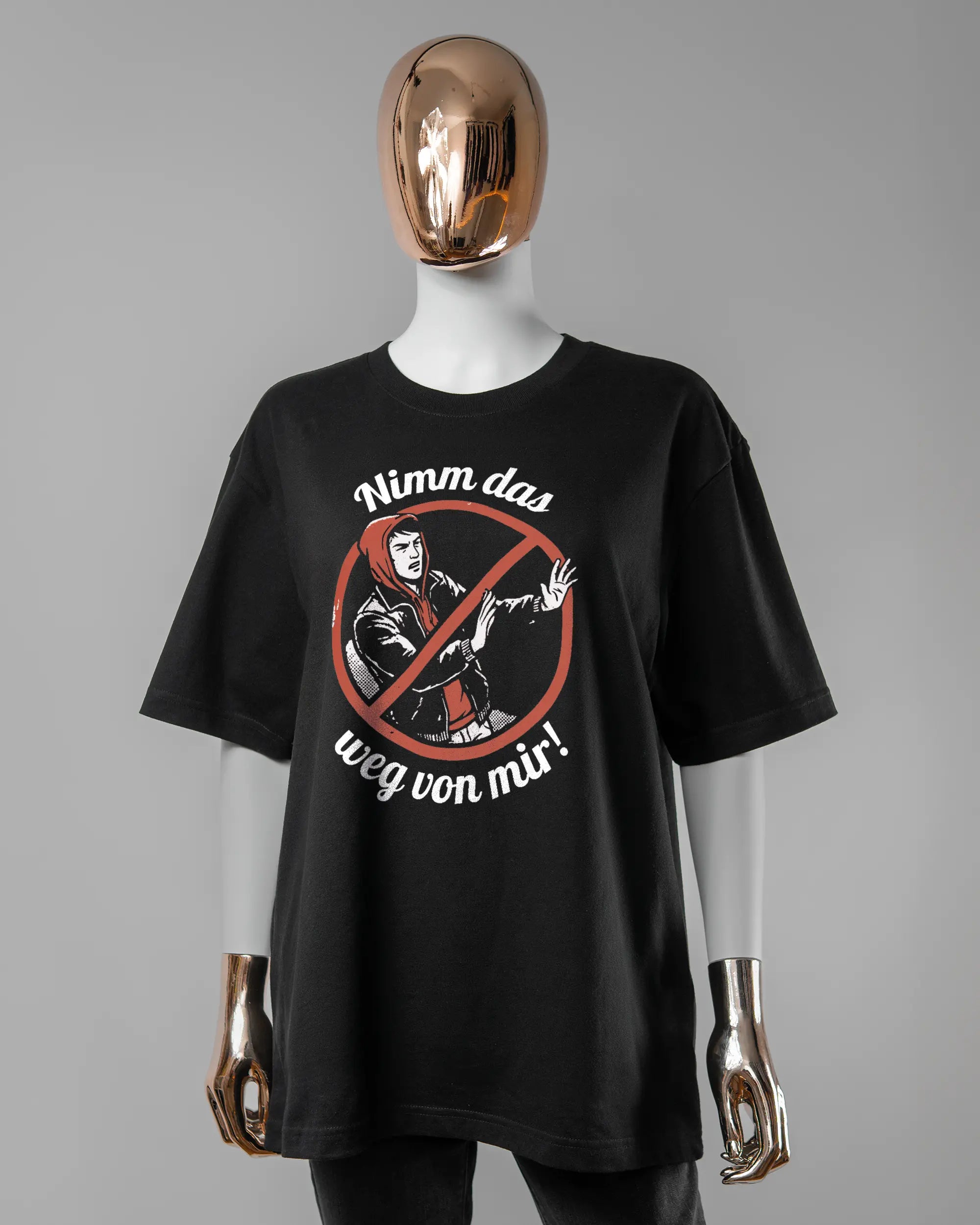 Vorderseite des Basic Unisex T-Shirt Oversized von Maondo mit dem Design Nimm das weg in der Farbe Black und in der Größe S getragen von einer femininen Puppe