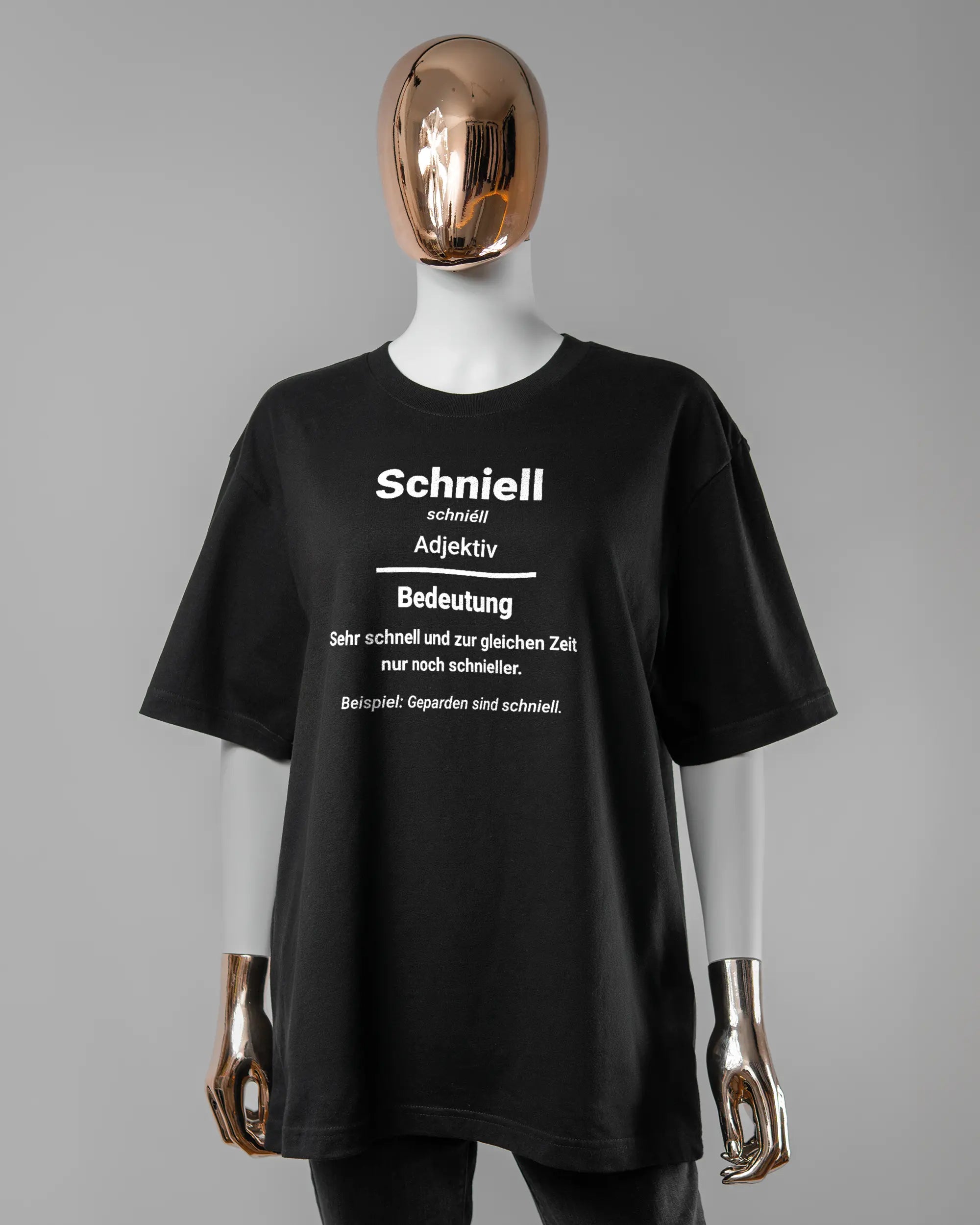 Vorderseite des Basic Unisex T-Shirt Oversized von Maondo mit dem Design Schniell in der Farbe Black und in der Größe S getragen von einer femininen Puppe