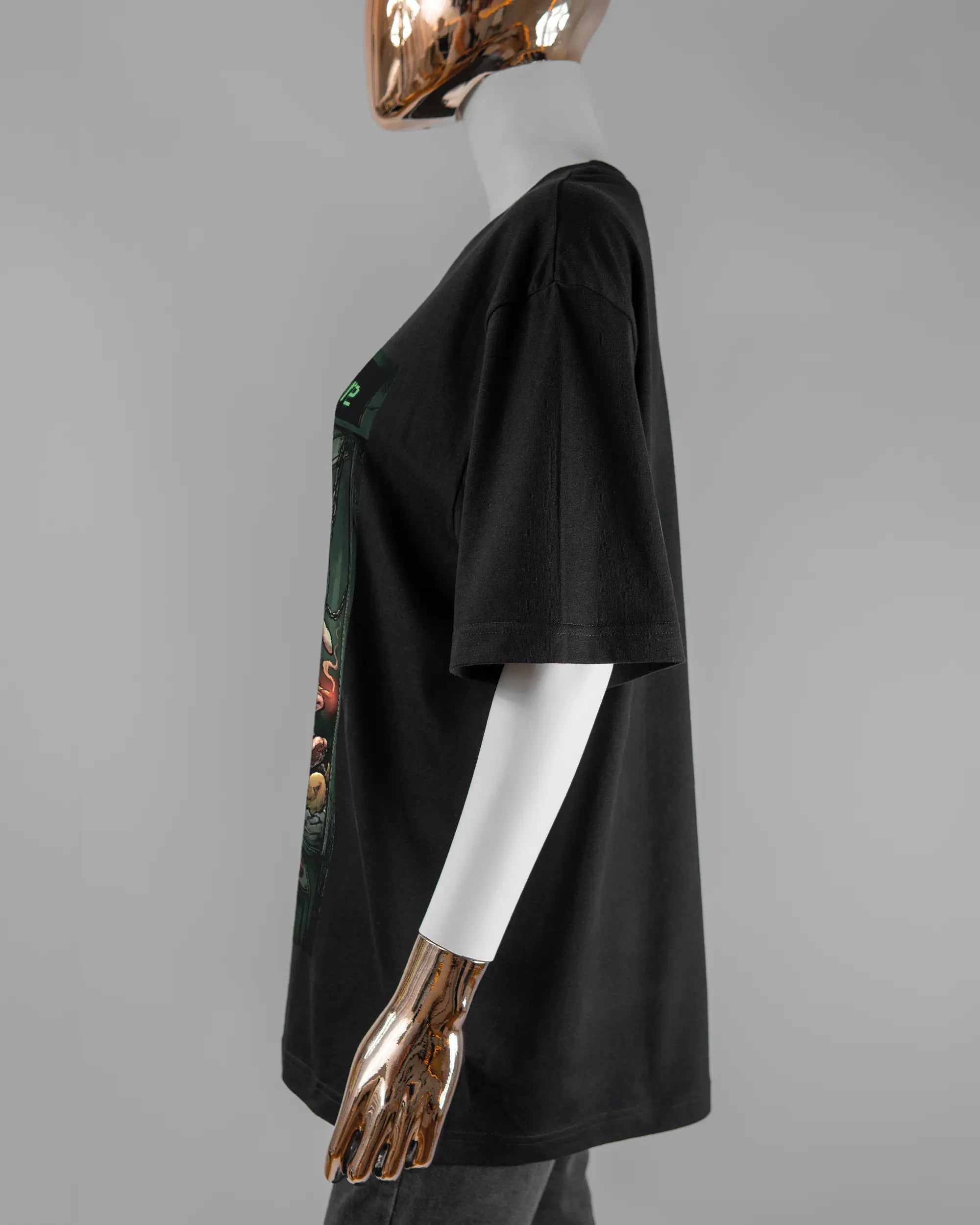 Seitenansicht des Basic Unisex T-Shirt Oversized von Maondo mit dem Design Extrabreit vorne in der Farbe Black und in der Größe S getragen von einer femininen Puppe