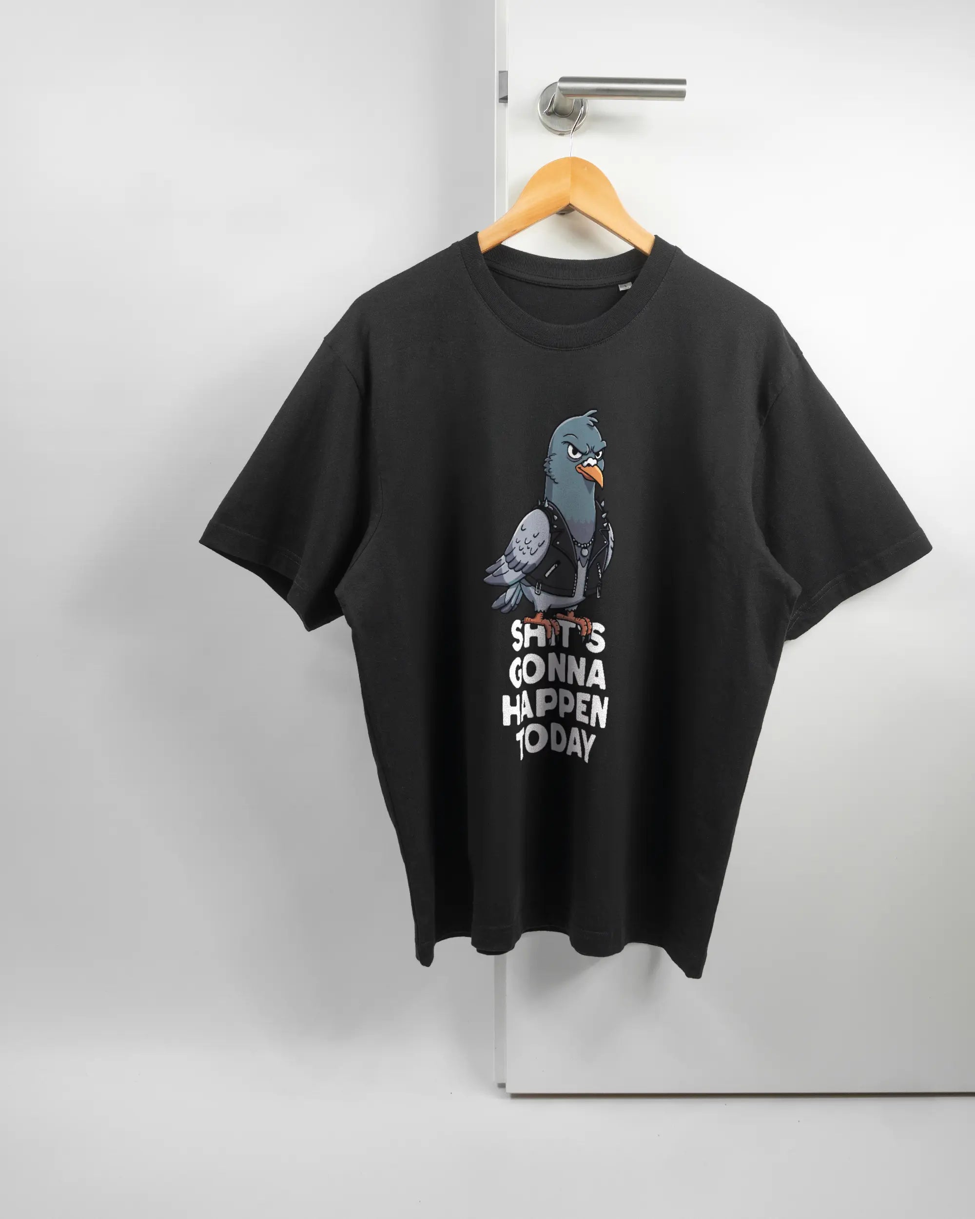 Vorderseite des Basic Unisex T-Shirt Oversized von Maondo mit dem Design Pigeon Pun in der Farbe Black und in der Größe S auf einem Bügel an der Türklinke aufgehängt