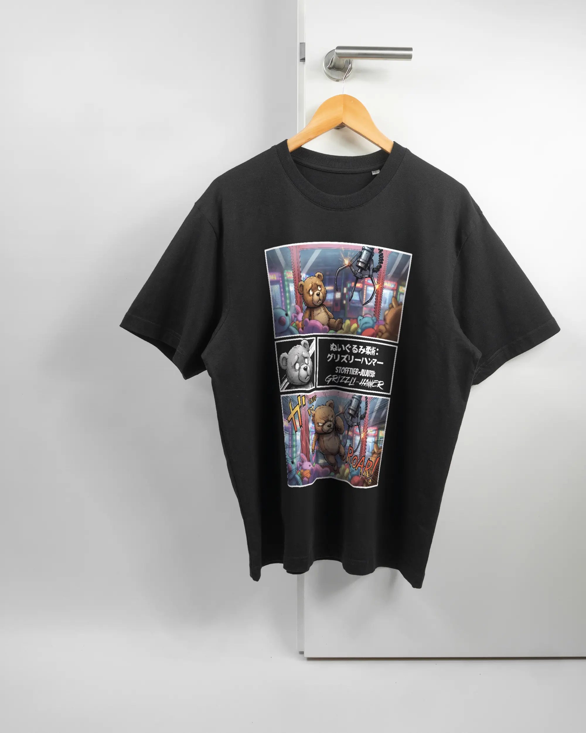 Vorderseite des Basic Unisex T-Shirt Oversized von Maondo mit dem Design Manga Stoff in der Farbe Black und in der Größe S auf einem Bügel an der Türklinke aufgehängt