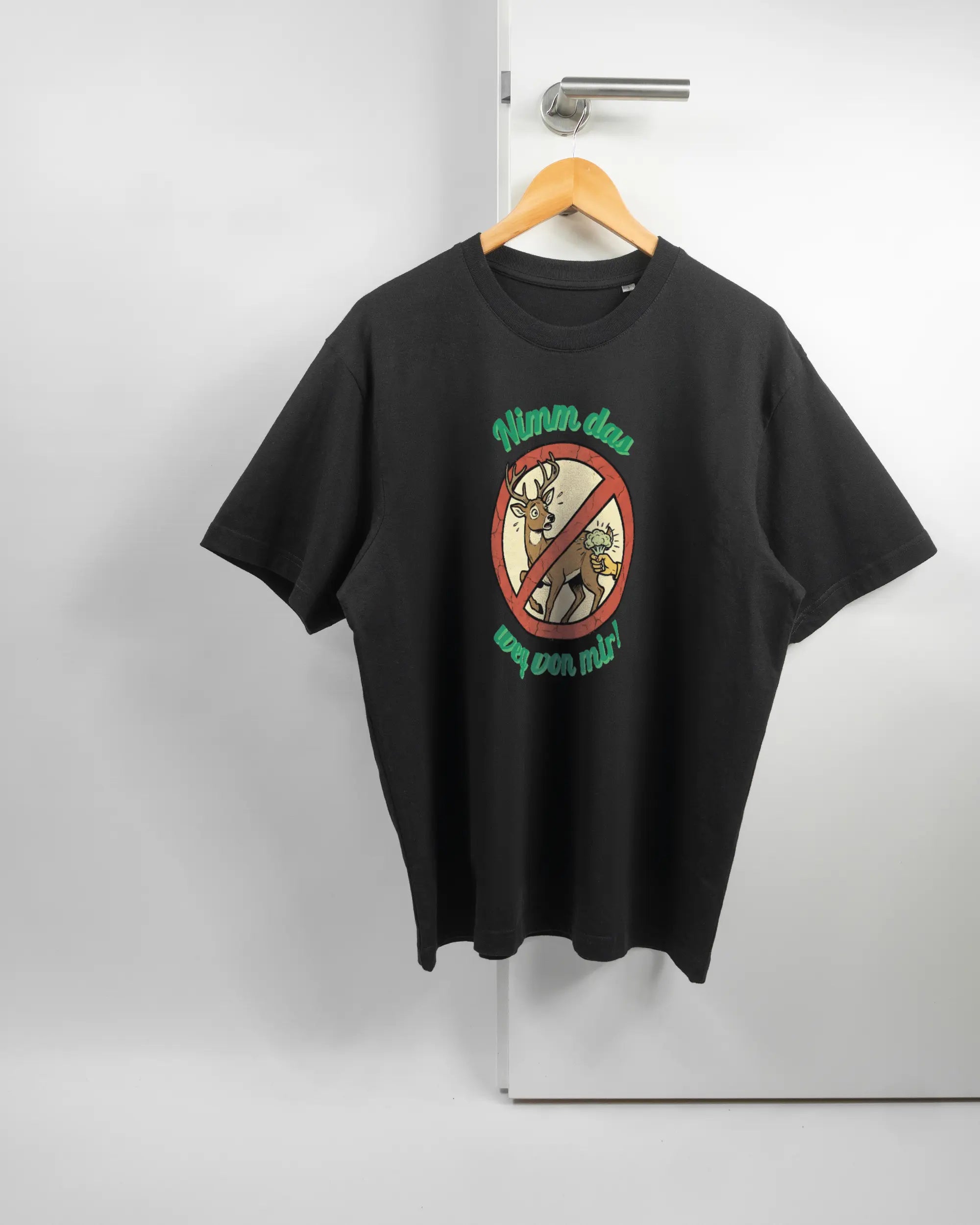 Vorderseite des Basic Unisex T-Shirt Oversized von Maondo mit dem Design Reh weg in der Farbe Black und in der Größe S auf einem Bügel an der Türklinke aufgehängt