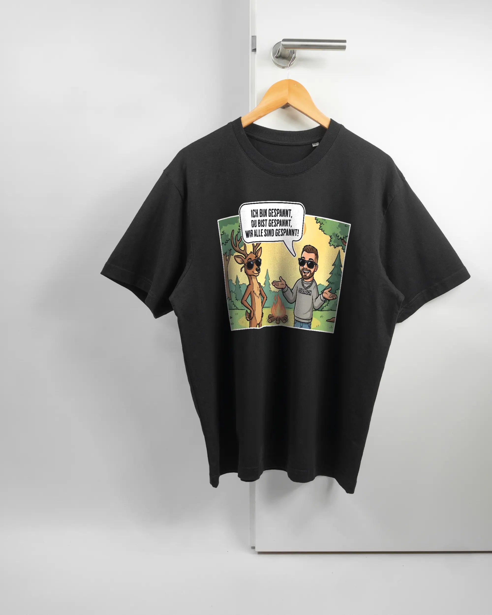 Vorderseite des Basic Unisex T-Shirt Oversized von Maondo mit dem Design Vollspannung in der Farbe Black und in der Größe S auf einem Bügel an der Türklinke aufgehängt