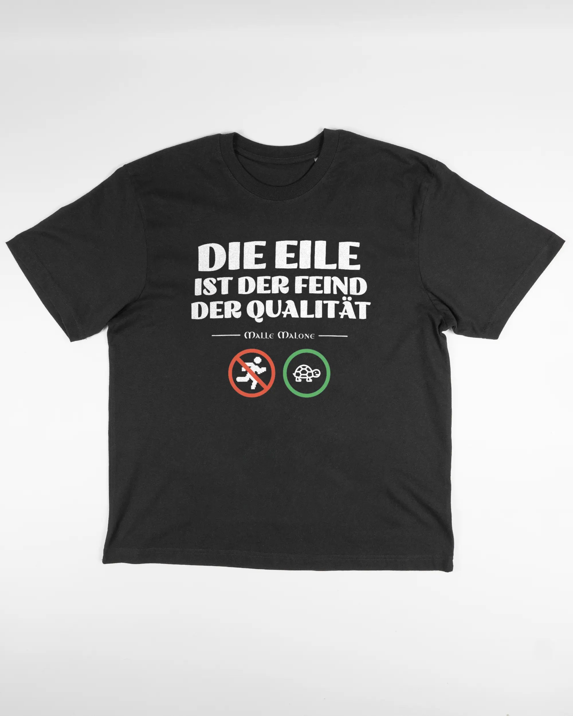 Vorderseite des Basic Unisex T-Shirt Oversized von Maondo mit dem Design Keine Eile in der Farbe Black und in der Größe S flach auf den Boden gelegt