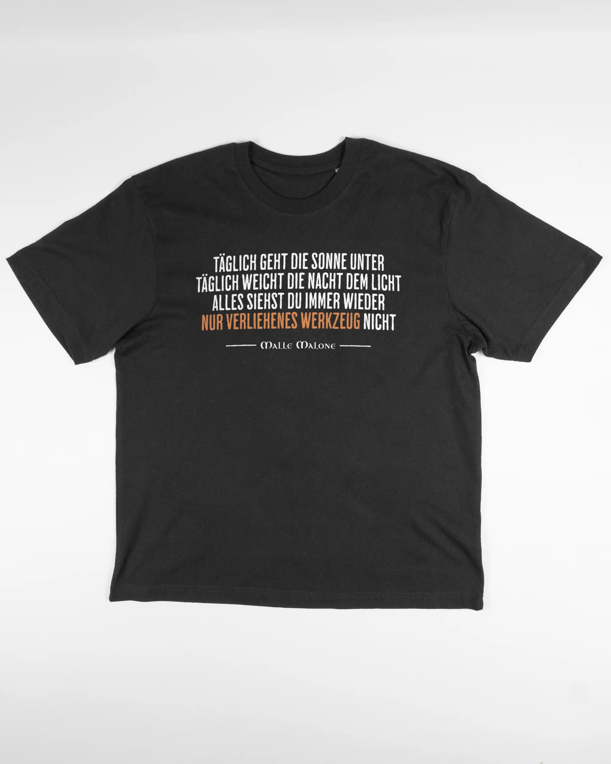 Vorderseite des Basic Unisex T-Shirt Oversized von Maondo mit dem Design Wegzeug in der Farbe Black und in der Größe S flach auf den Boden gelegt