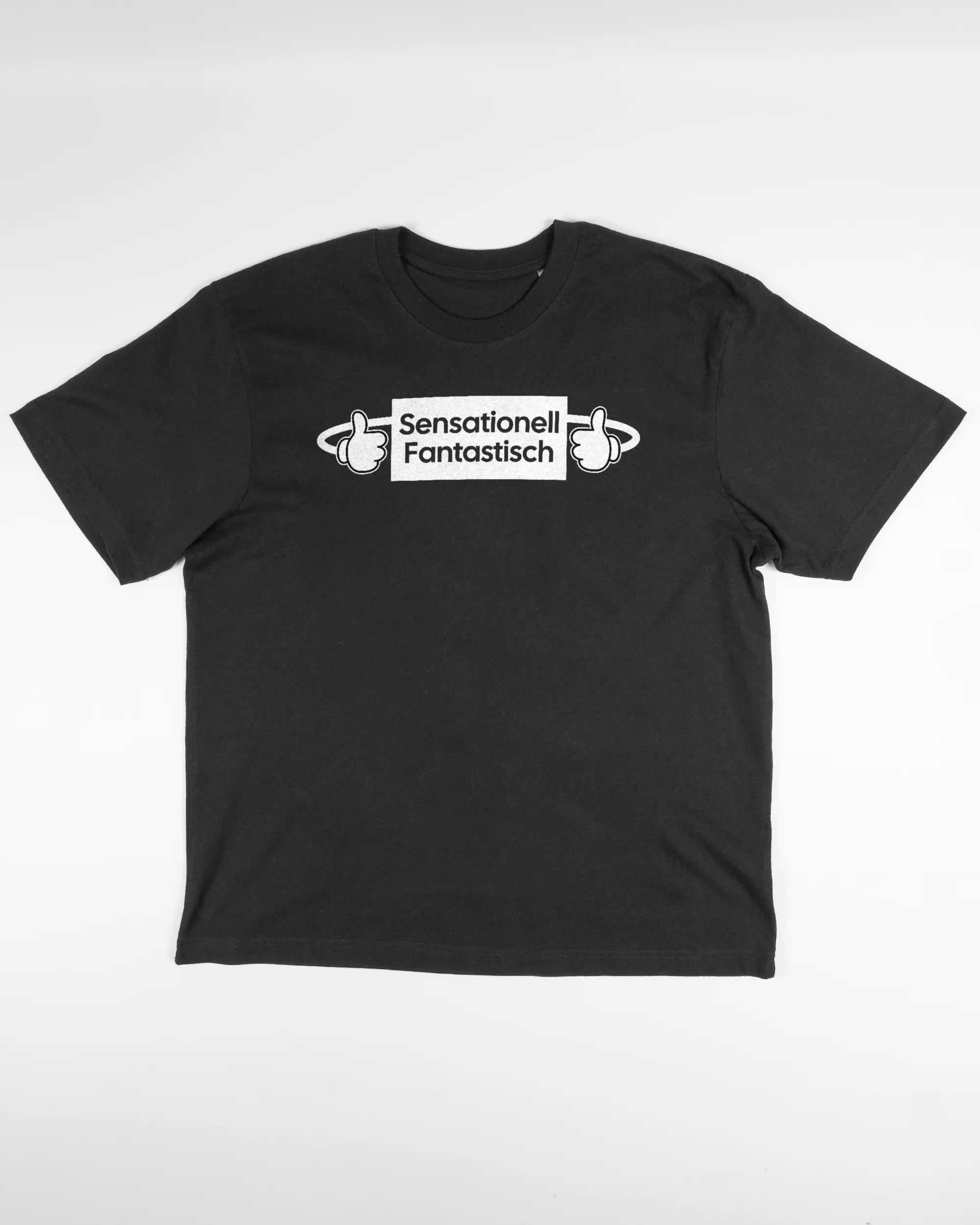 Vorderseite des Basic Unisex T-Shirt Oversized von Maondo mit dem Design Fantastisch in der Farbe Black und in der Größe S flach auf den Boden gelegt