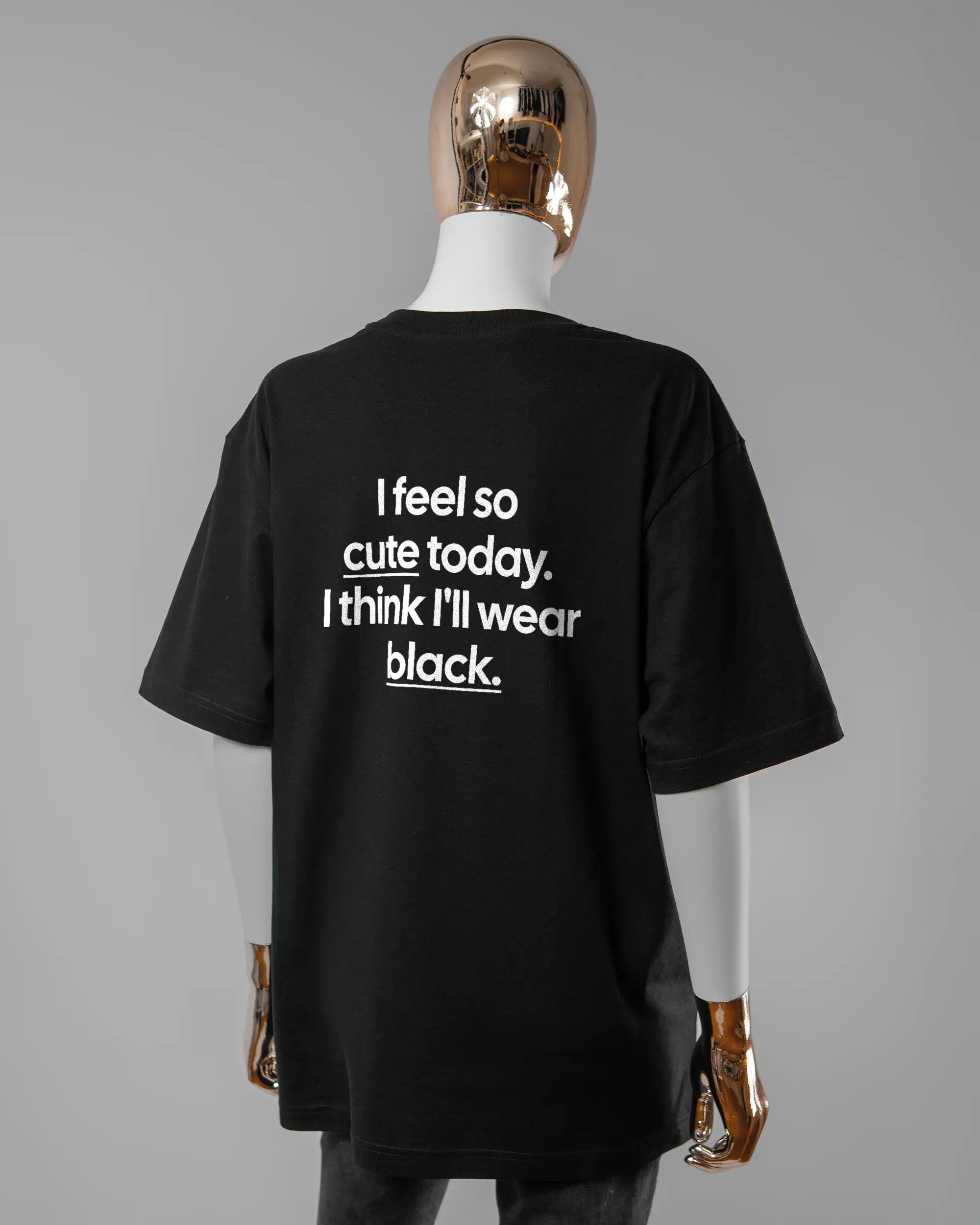 Rückseite des Basic Unisex T-Shirt Oversized von Maondo mit dem Design Colorful Day in der Farbe Black und in der Größe S getragen von einer femininen Puppe