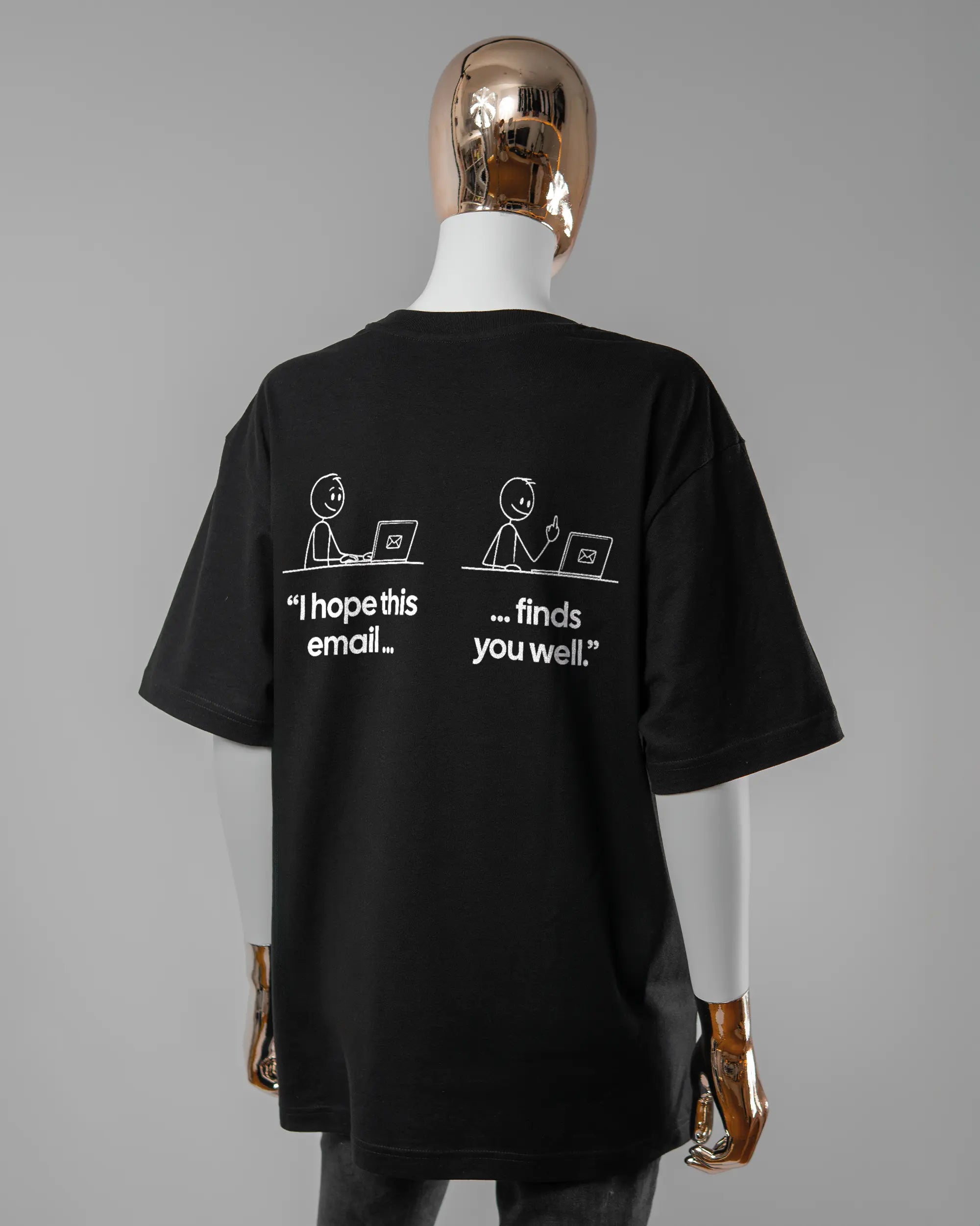 Rückseite des Basic Unisex T-Shirt Oversized von Maondo mit dem Design Found me not well in der Farbe Black und in der Größe S getragen von einer femininen Puppe