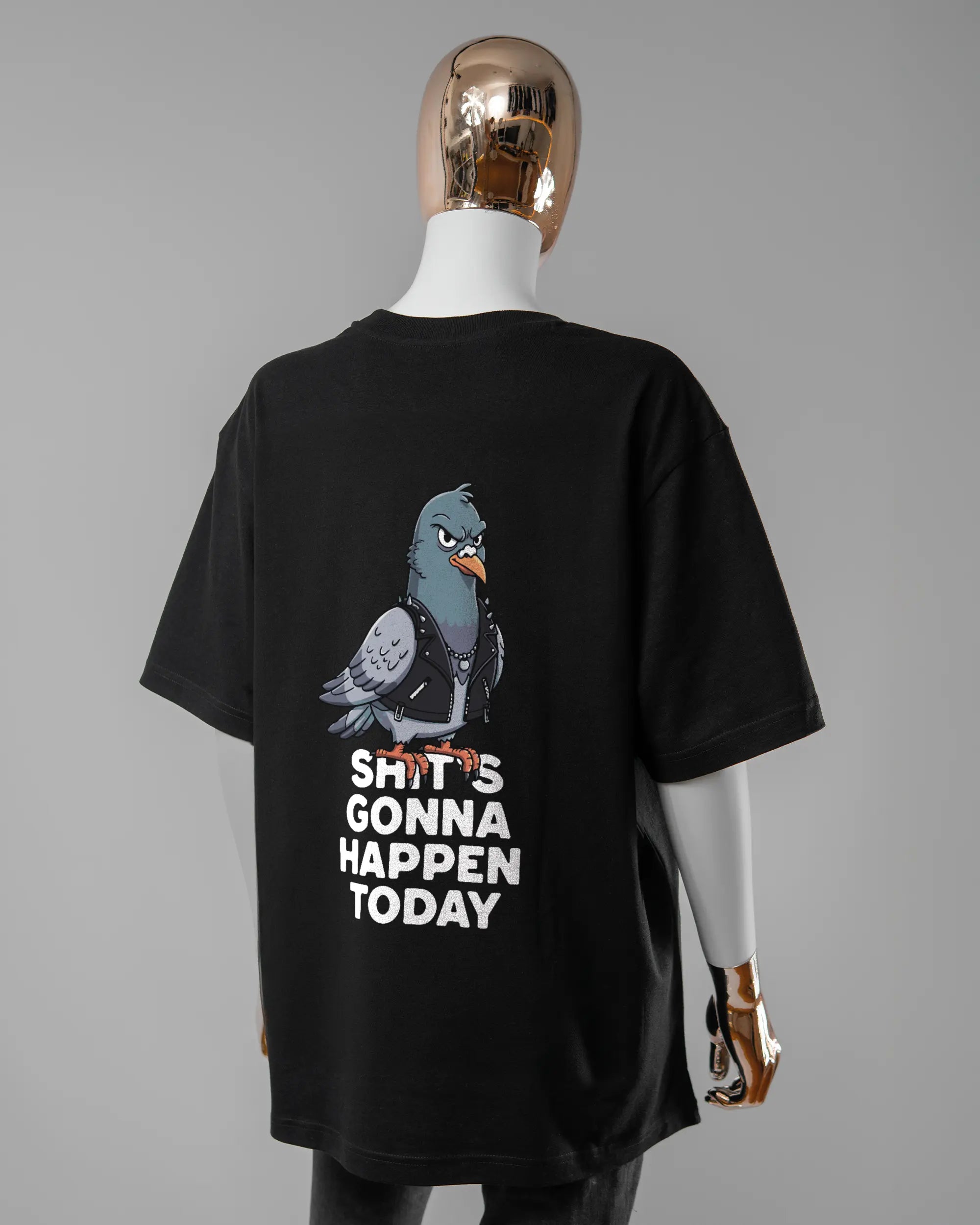Rückseite des Basic Unisex T-Shirt Oversized von Maondo mit dem Design Pigeon Pun in der Farbe Black und in der Größe S getragen von einer femininen Puppe