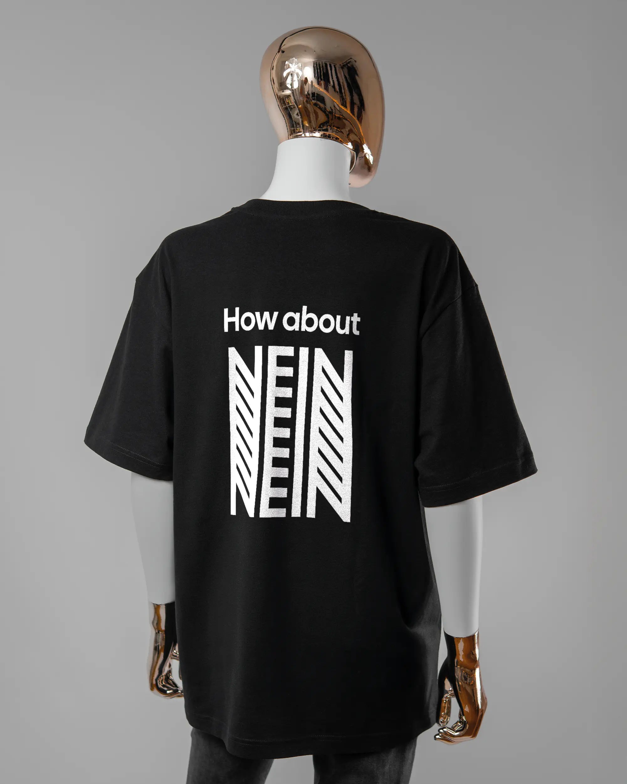 Rückseite des Basic Unisex T-Shirt Oversized von Maondo mit dem Design How about nein in der Farbe Black und in der Größe S getragen von einer femininen Puppe