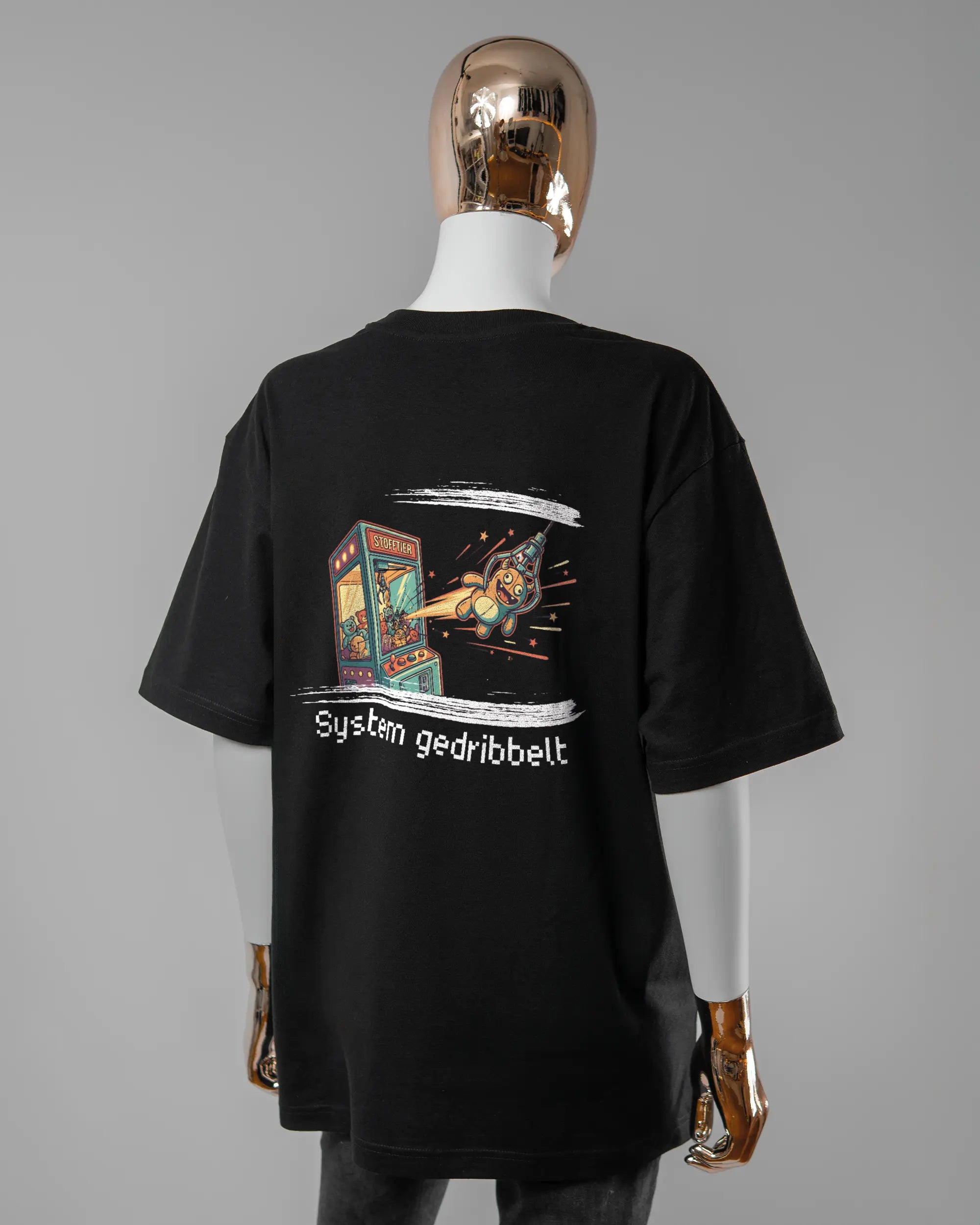 Rückseite des Basic Unisex T-Shirt Oversized von Maondo mit dem Design System gedribbelt in der Farbe Black und in der Größe S getragen von einer femininen Puppe