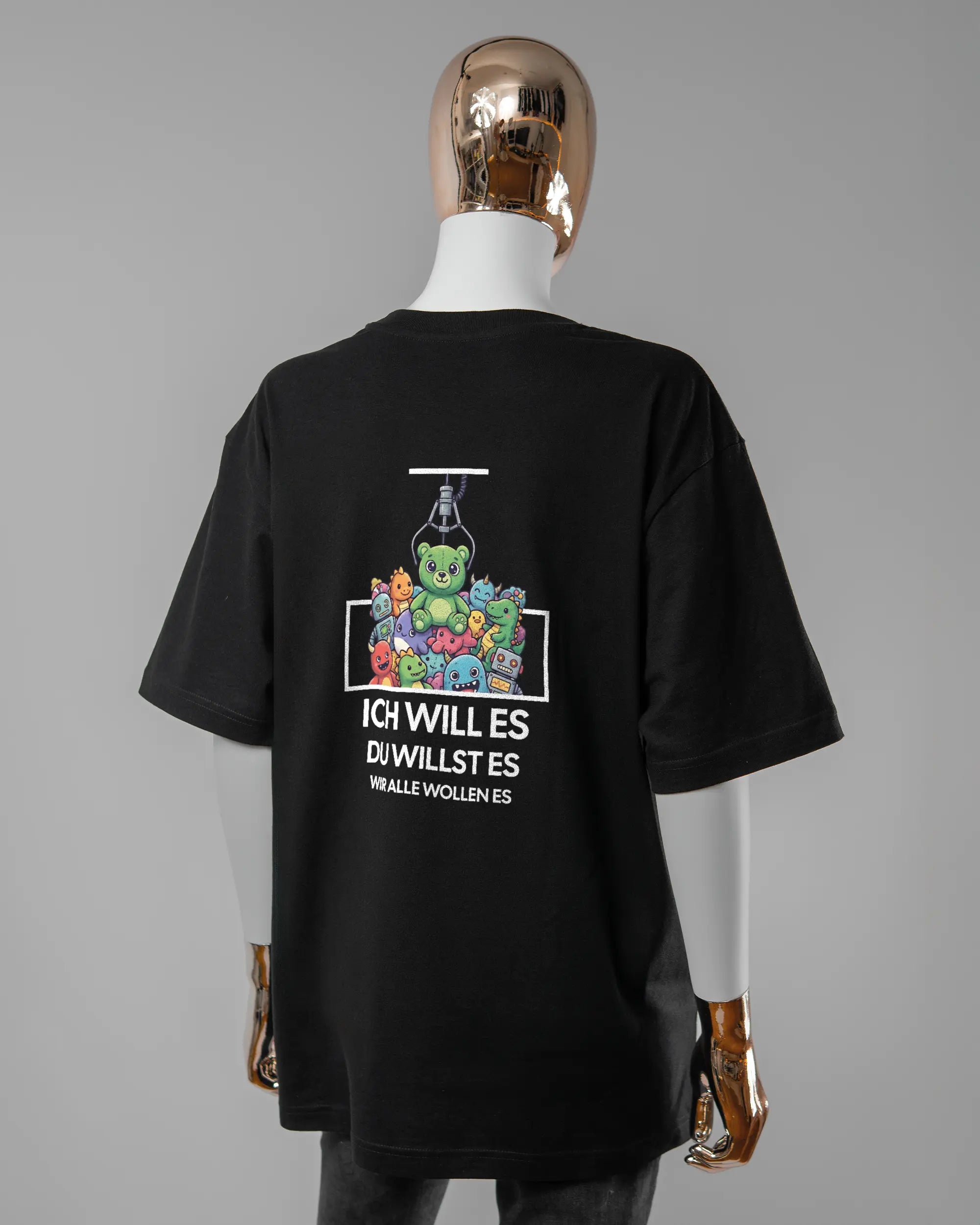 Rückseite des Basic Unisex T-Shirt Oversized von Maondo mit dem Design Will Stofftier in der Farbe Black und in der Größe S getragen von einer femininen Puppe