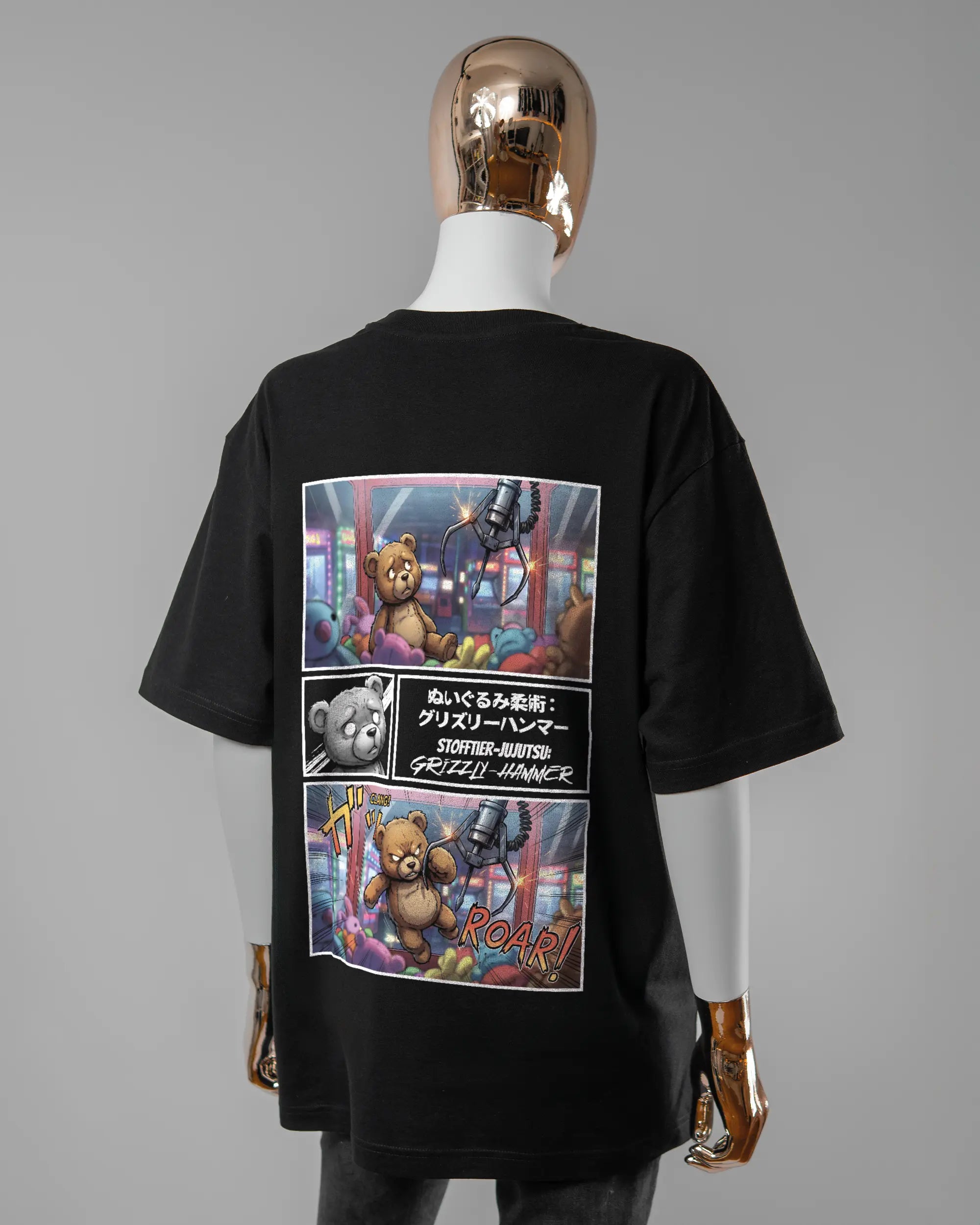 Rückseite des Basic Unisex T-Shirt Oversized von Maondo mit dem Design Manga Stoff in der Farbe Black und in der Größe S getragen von einer femininen Puppe