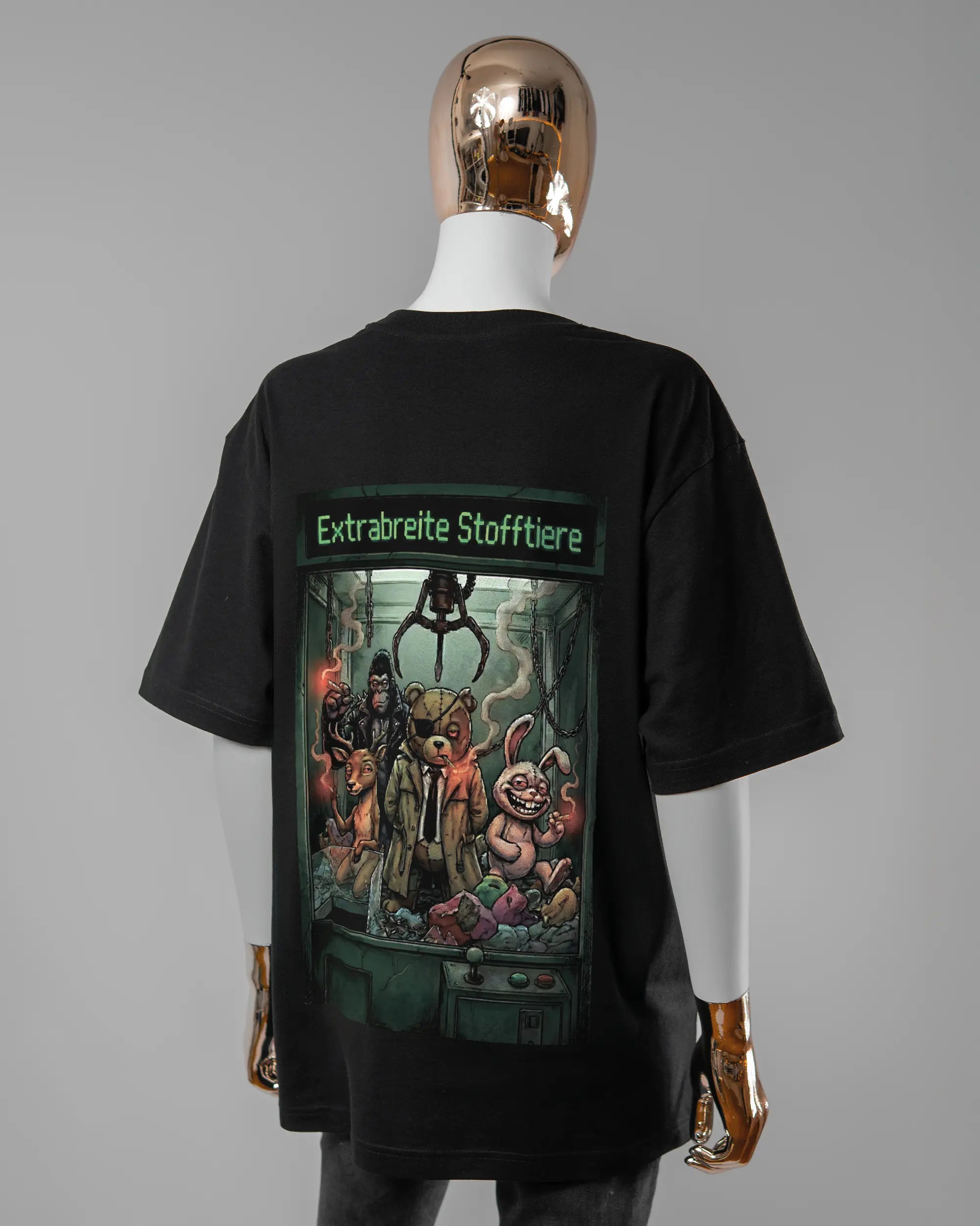 Rückseite des Basic Unisex T-Shirt Oversized von Maondo mit dem Design Extrabreit in der Farbe Black und in der Größe S getragen von einer femininen Puppe