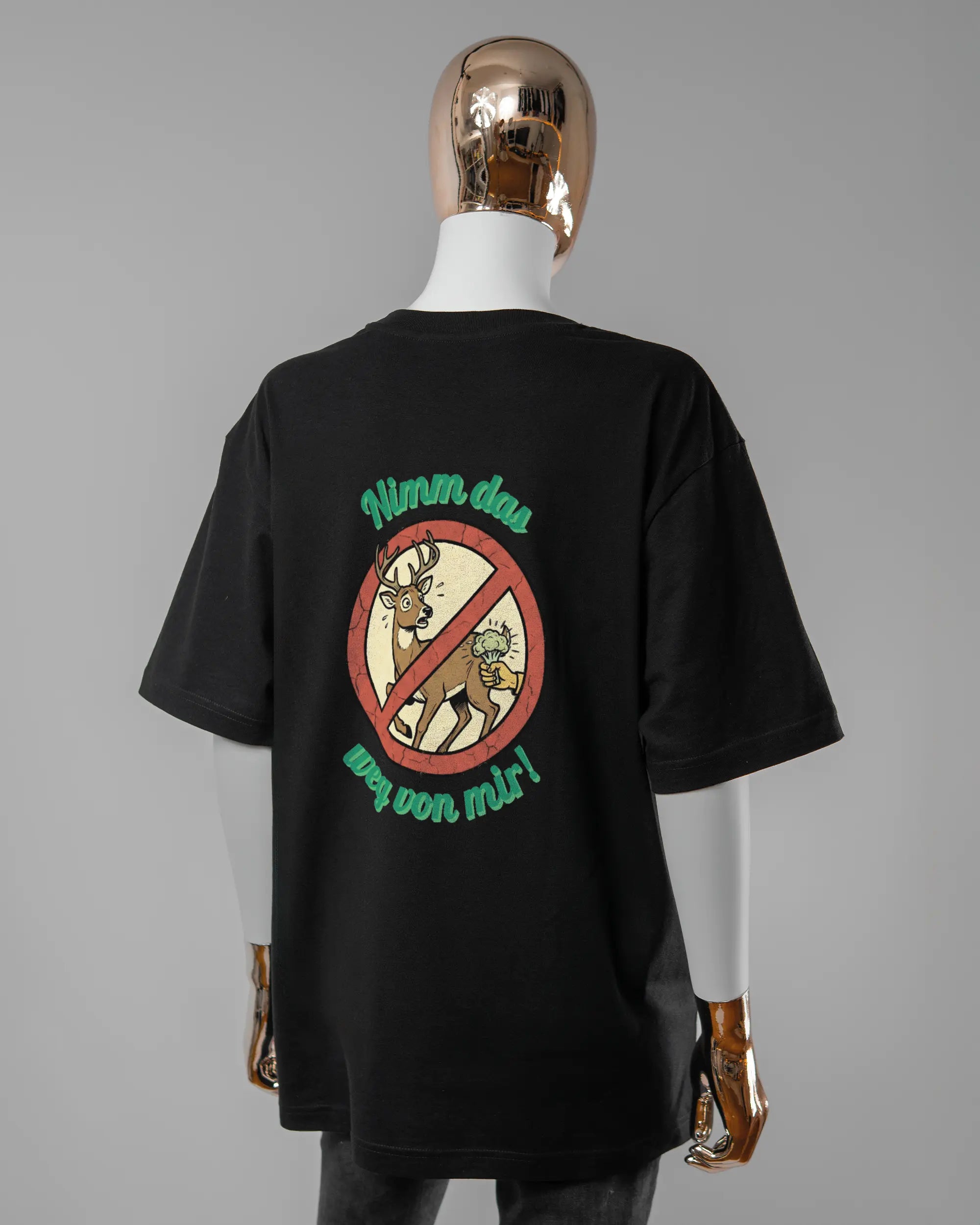 Rückseite des Basic Unisex T-Shirt Oversized von Maondo mit dem Design Reh weg in der Farbe Black und in der Größe S getragen von einer femininen Puppe