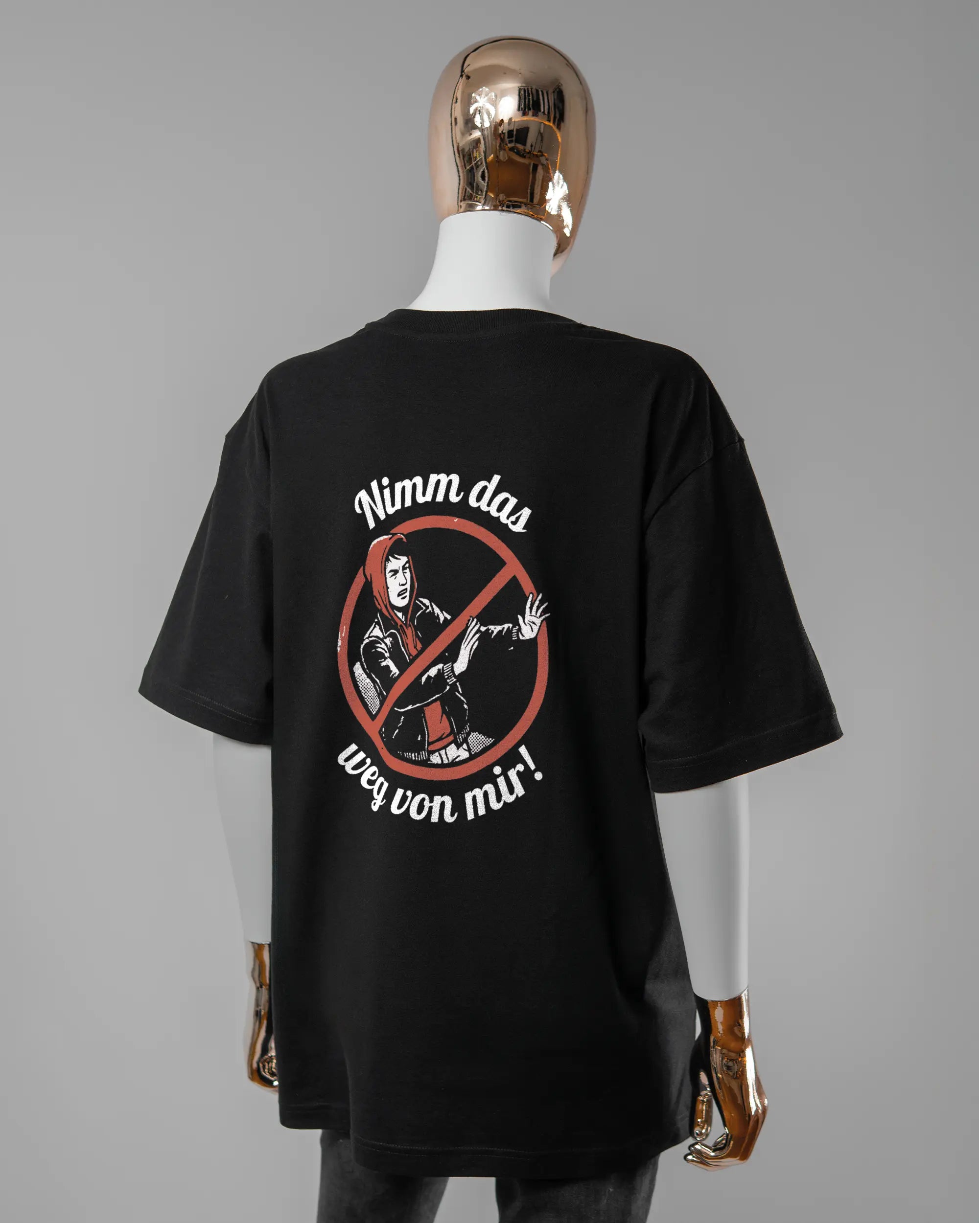 Rückseite des Basic Unisex T-Shirt Oversized von Maondo mit dem Design Nimm das weg in der Farbe Black und in der Größe S getragen von einer femininen Puppe