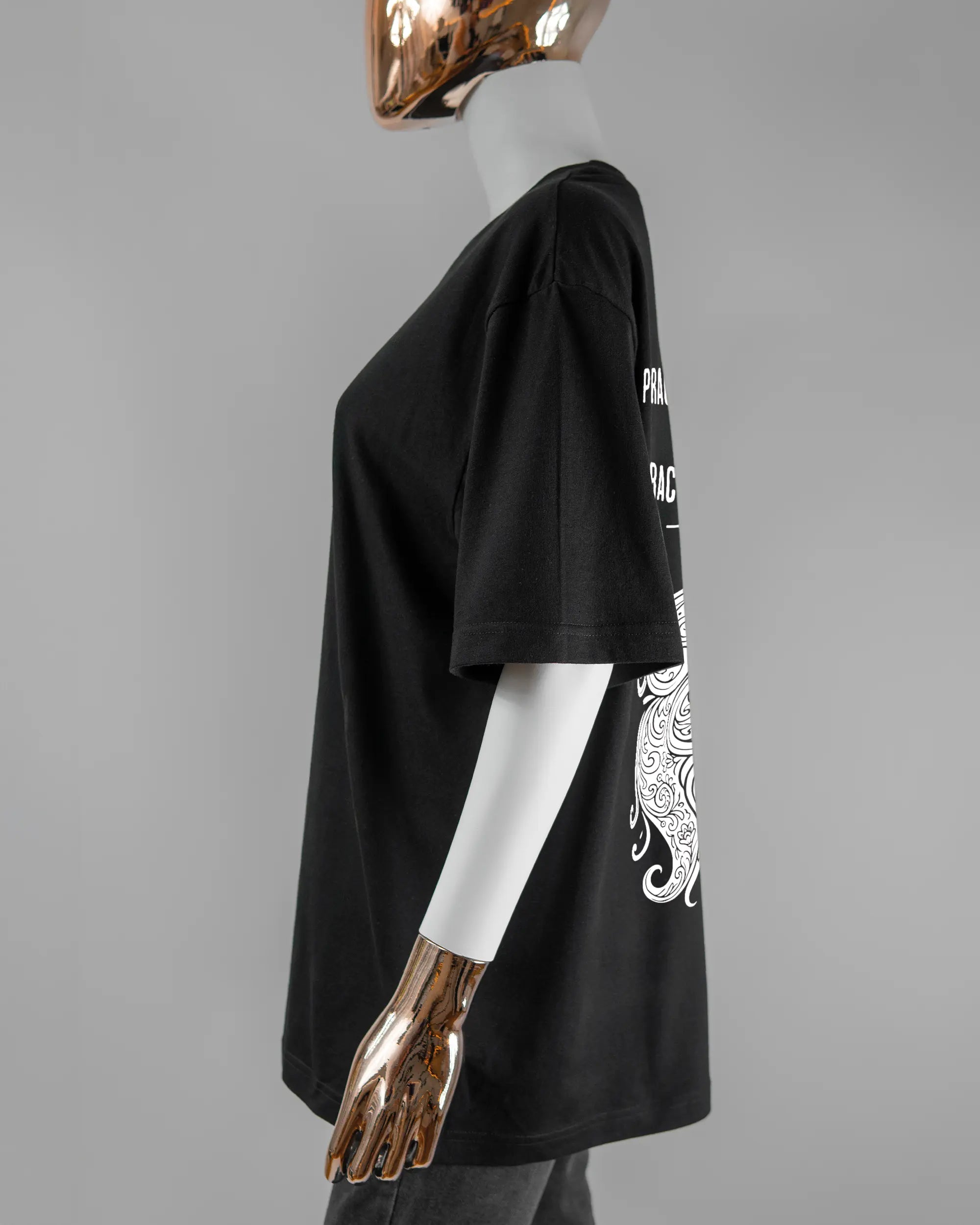 Seitenansicht des Basic Unisex T-Shirt Oversized von Maondo mit dem Design Trachtentanz hinten in der Farbe Black und in der Größe S getragen von einer femininen Puppe