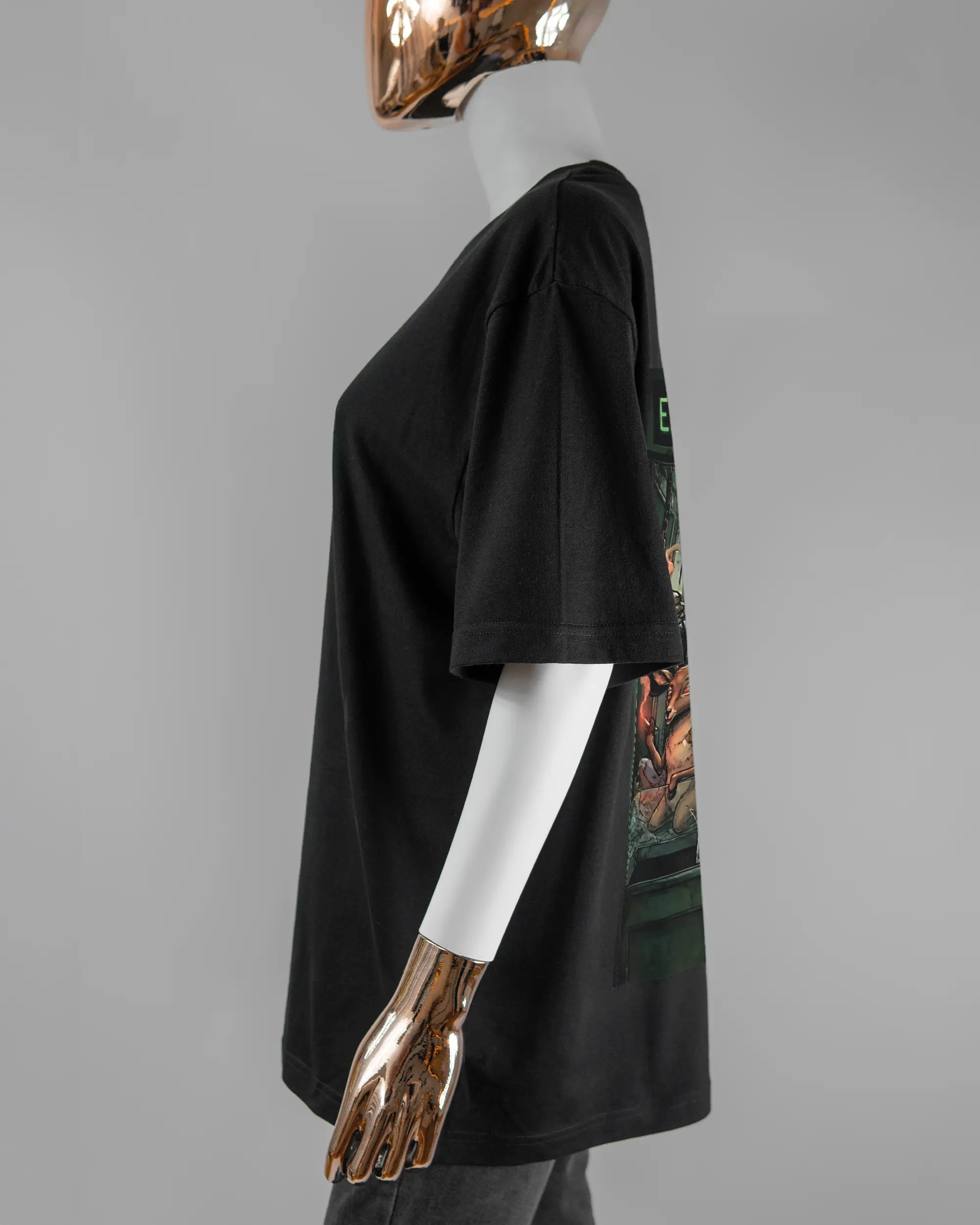 Seitenansicht des Basic Unisex T-Shirt Oversized von Maondo mit dem Design Extrabreit hinten in der Farbe Black und in der Größe S getragen von einer femininen Puppe