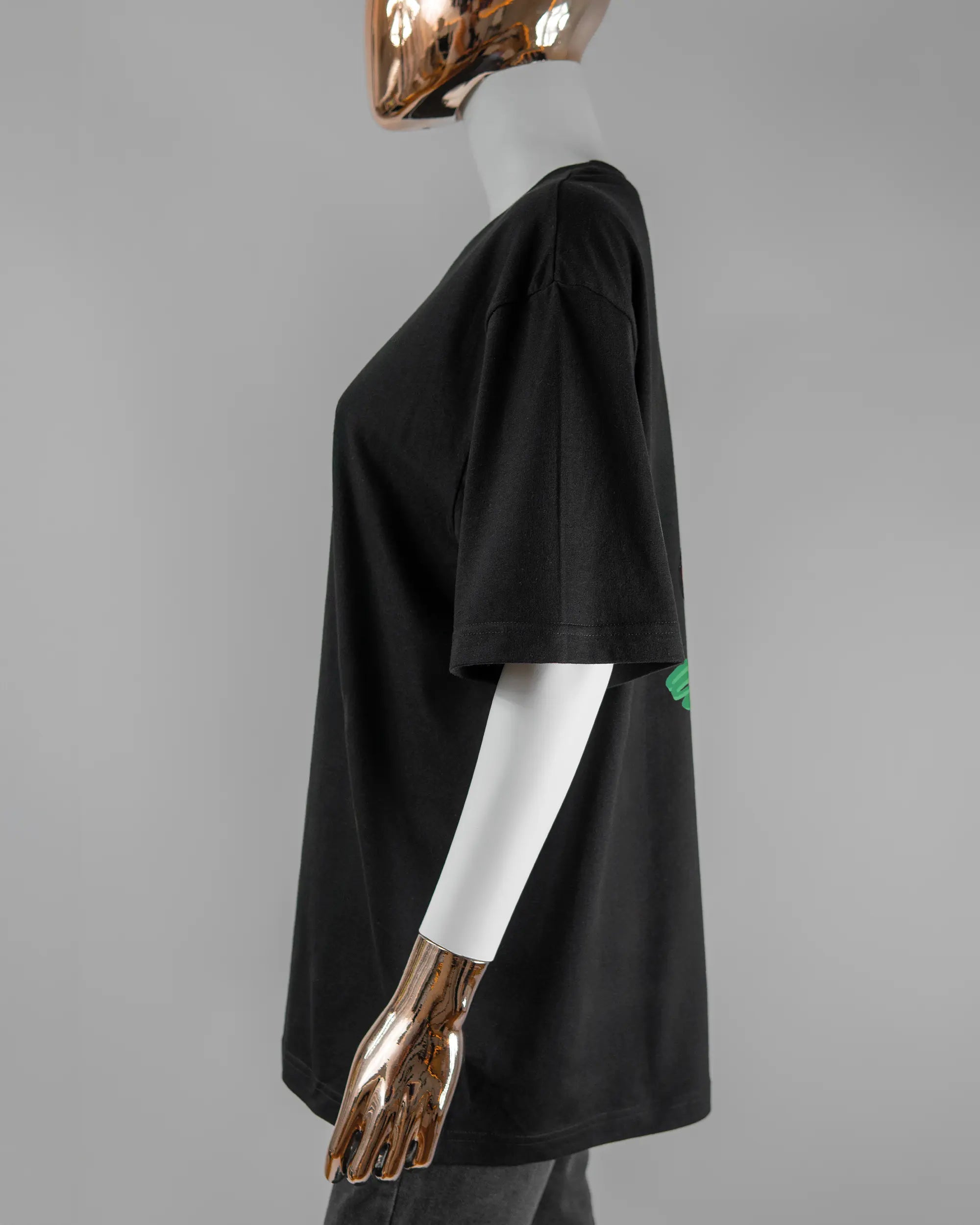 Seitenansicht des Basic Unisex T-Shirt Oversized von Maondo mit dem Design Reh weg hinten in der Farbe Black und in der Größe S getragen von einer femininen Puppe