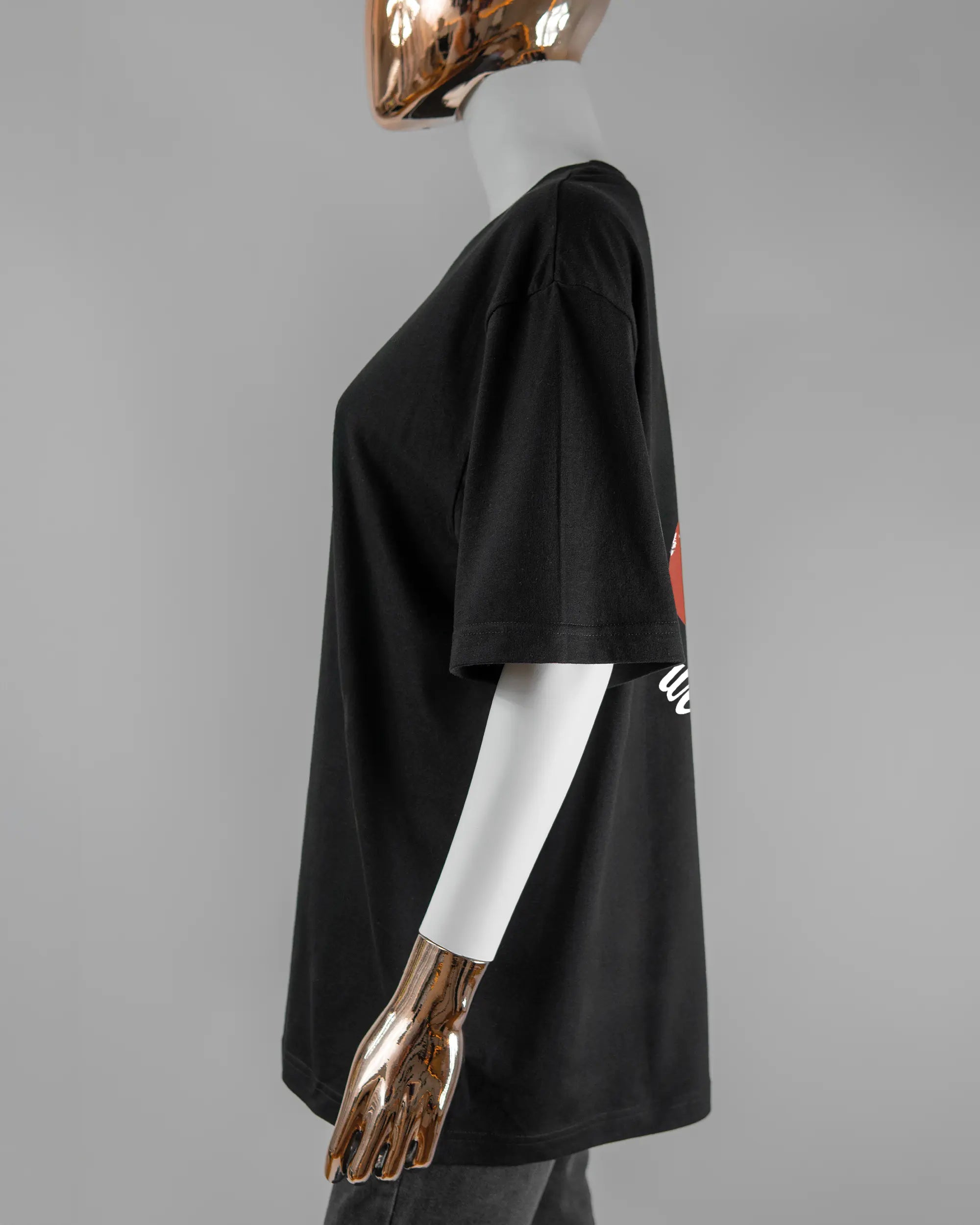 Seitenansicht des Basic Unisex T-Shirt Oversized von Maondo mit dem Design Nimm das weg hinten in der Farbe Black und in der Größe S getragen von einer femininen Puppe