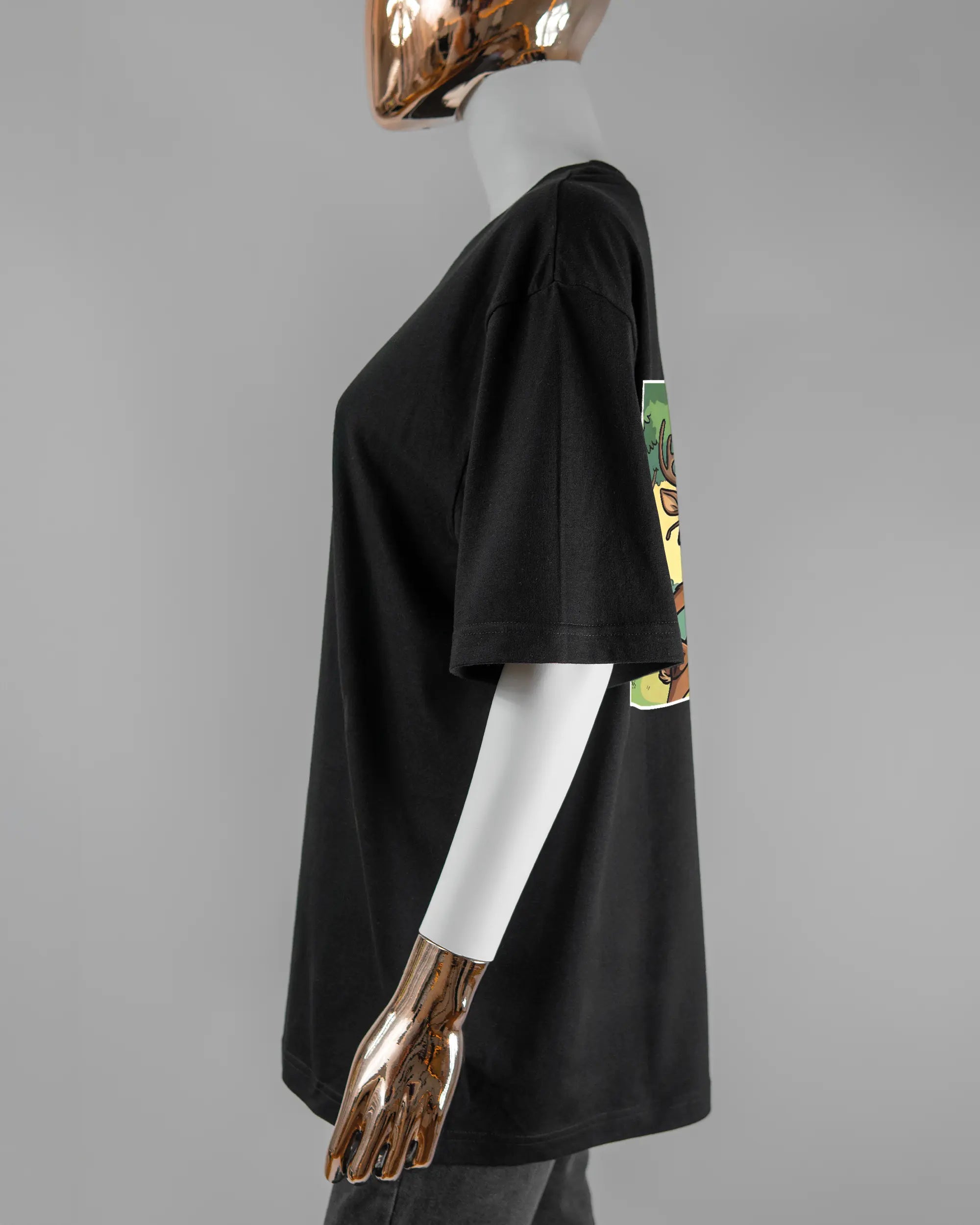 Seitenansicht des Basic Unisex T-Shirt Oversized von Maondo mit dem Design Vollspannung hinten in der Farbe Black und in der Größe S getragen von einer femininen Puppe