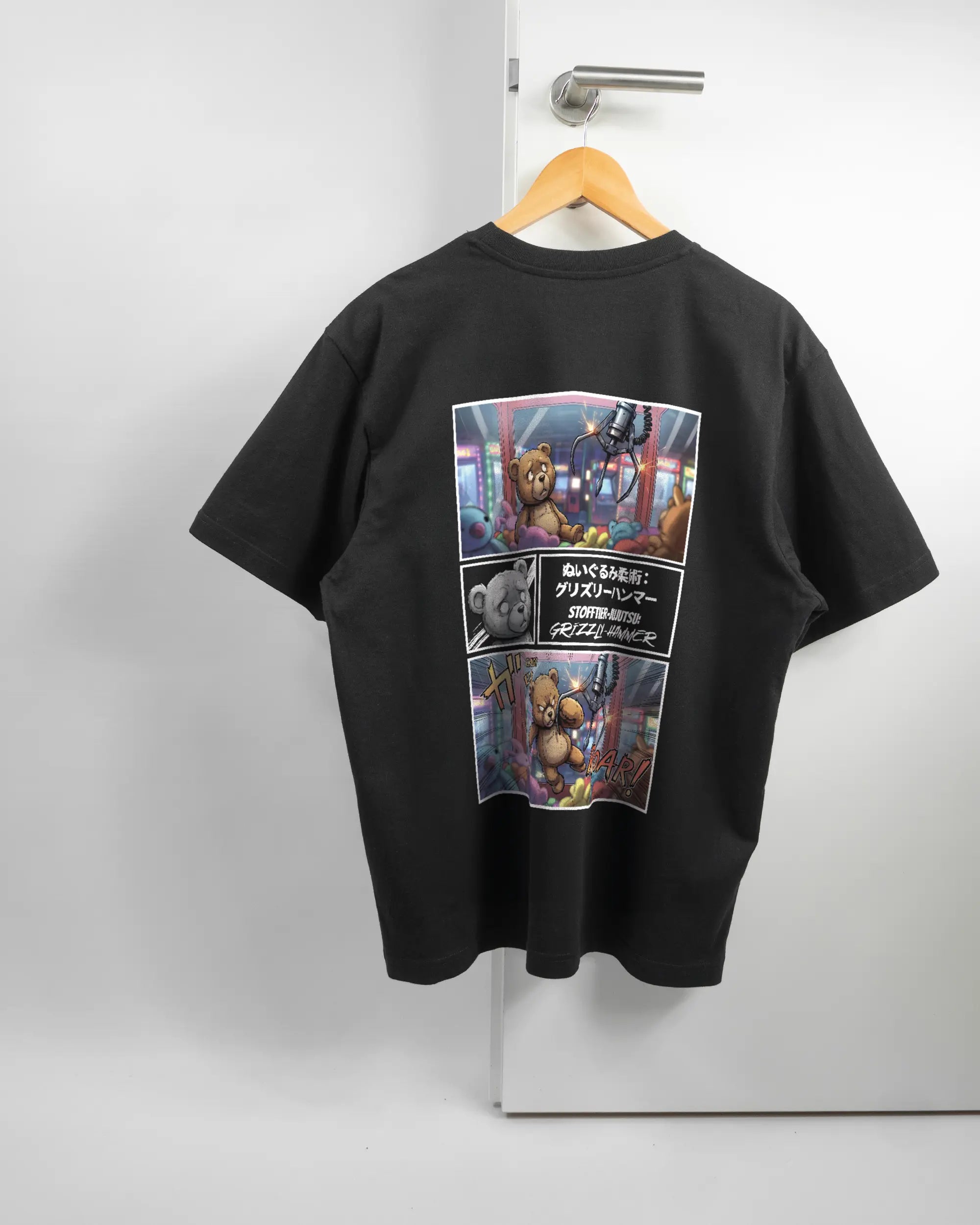 Rückseite des Basic Unisex T-Shirt Oversized von Maondo mit dem Design Manga Stoff in der Farbe Black und in der Größe S auf einem Bügel an der Türklinke aufgehängt