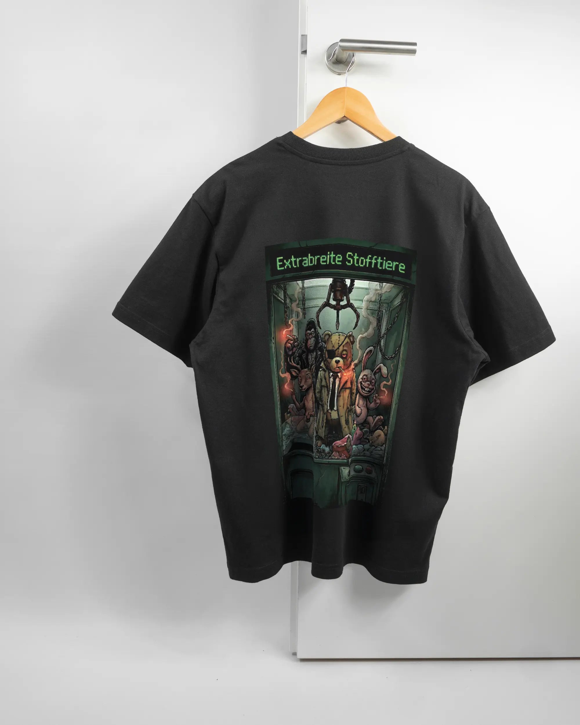 Rückseite des Basic Unisex T-Shirt Oversized von Maondo mit dem Design Extrabreit in der Farbe Black und in der Größe S auf einem Bügel an der Türklinke aufgehängt