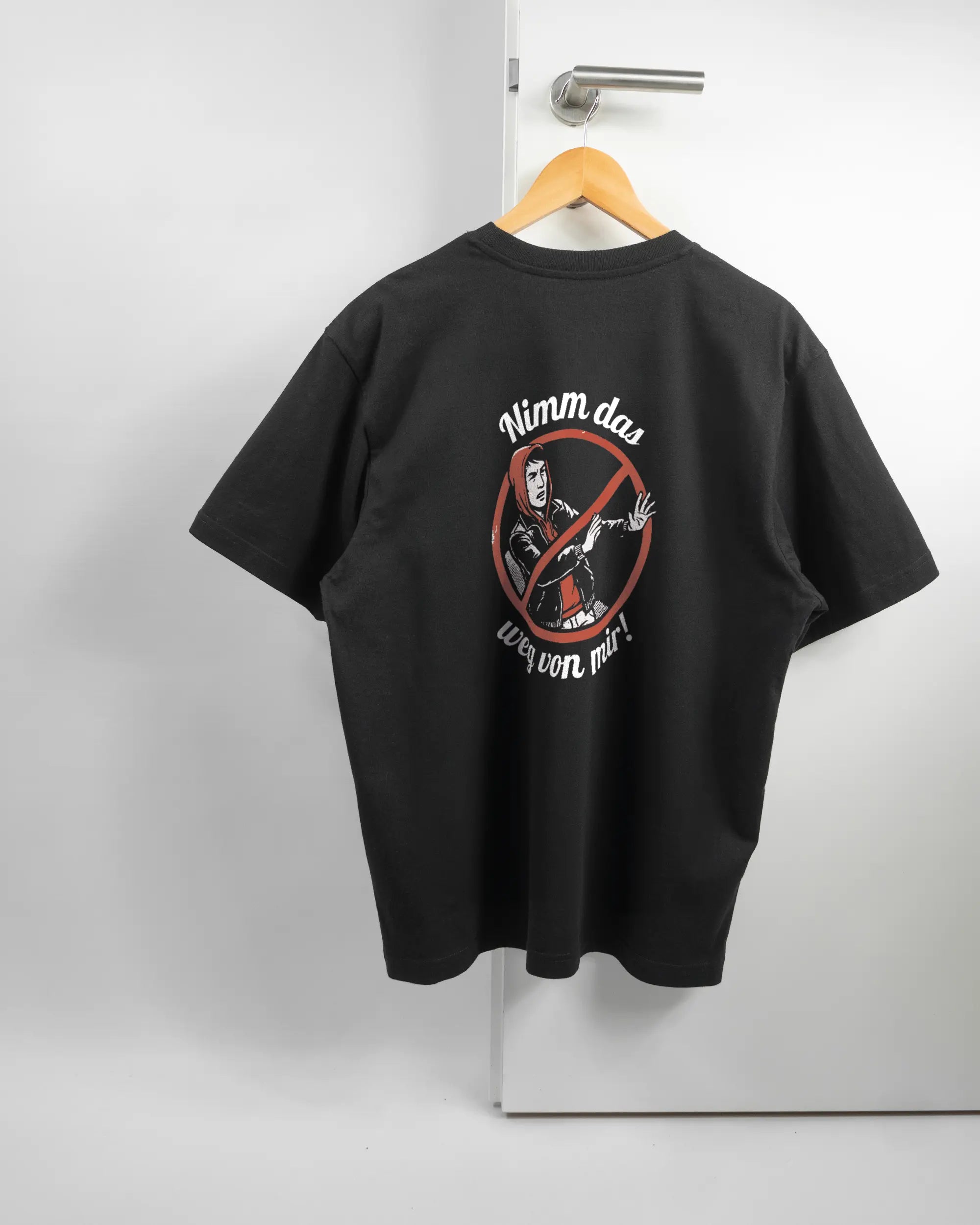 Rückseite des Basic Unisex T-Shirt Oversized von Maondo mit dem Design Nimm das weg in der Farbe Black und in der Größe S auf einem Bügel an der Türklinke aufgehängt