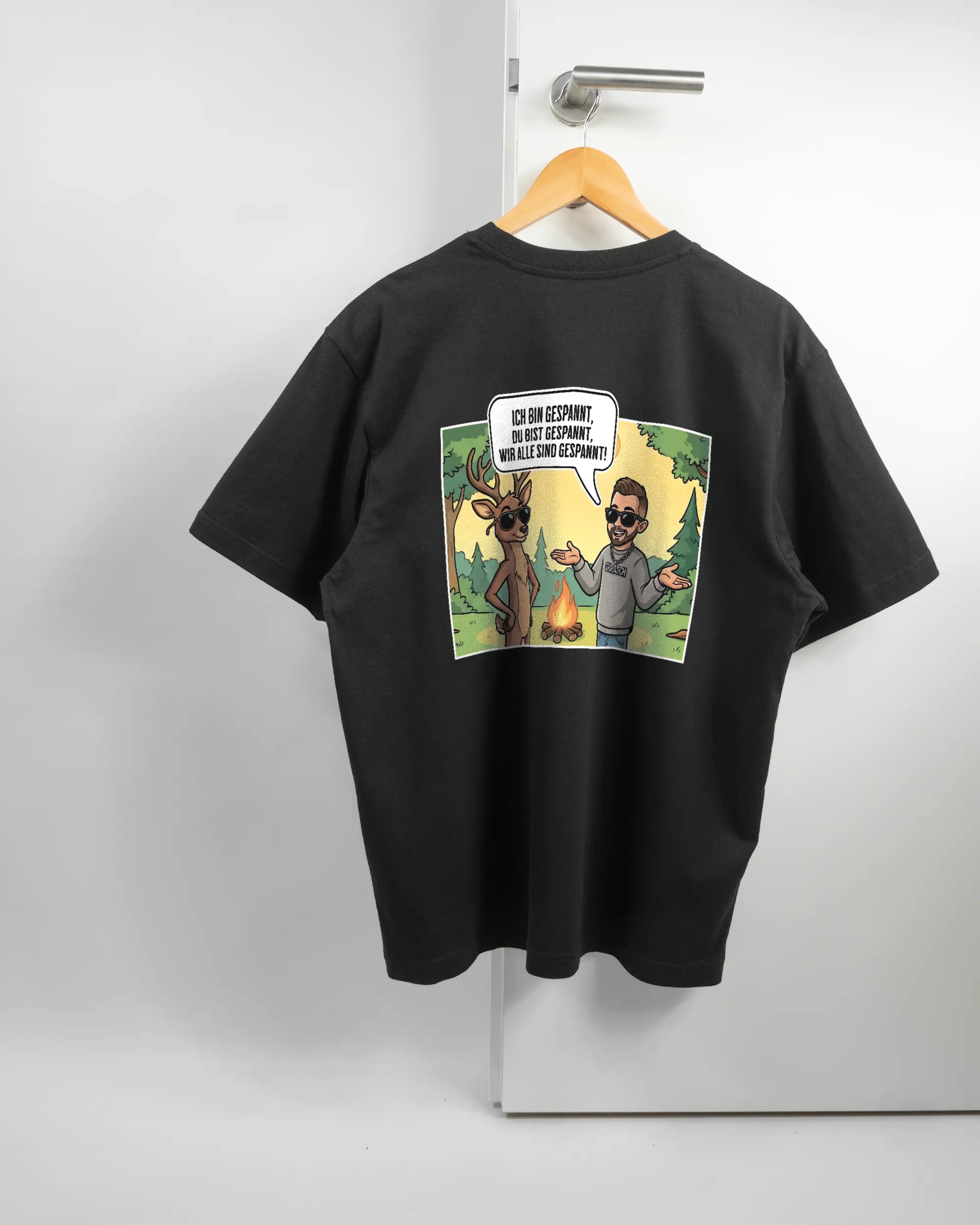 Rückseite des Basic Unisex T-Shirt Oversized von Maondo mit dem Design Vollspannung in der Farbe Black und in der Größe S auf einem Bügel an der Türklinke aufgehängt