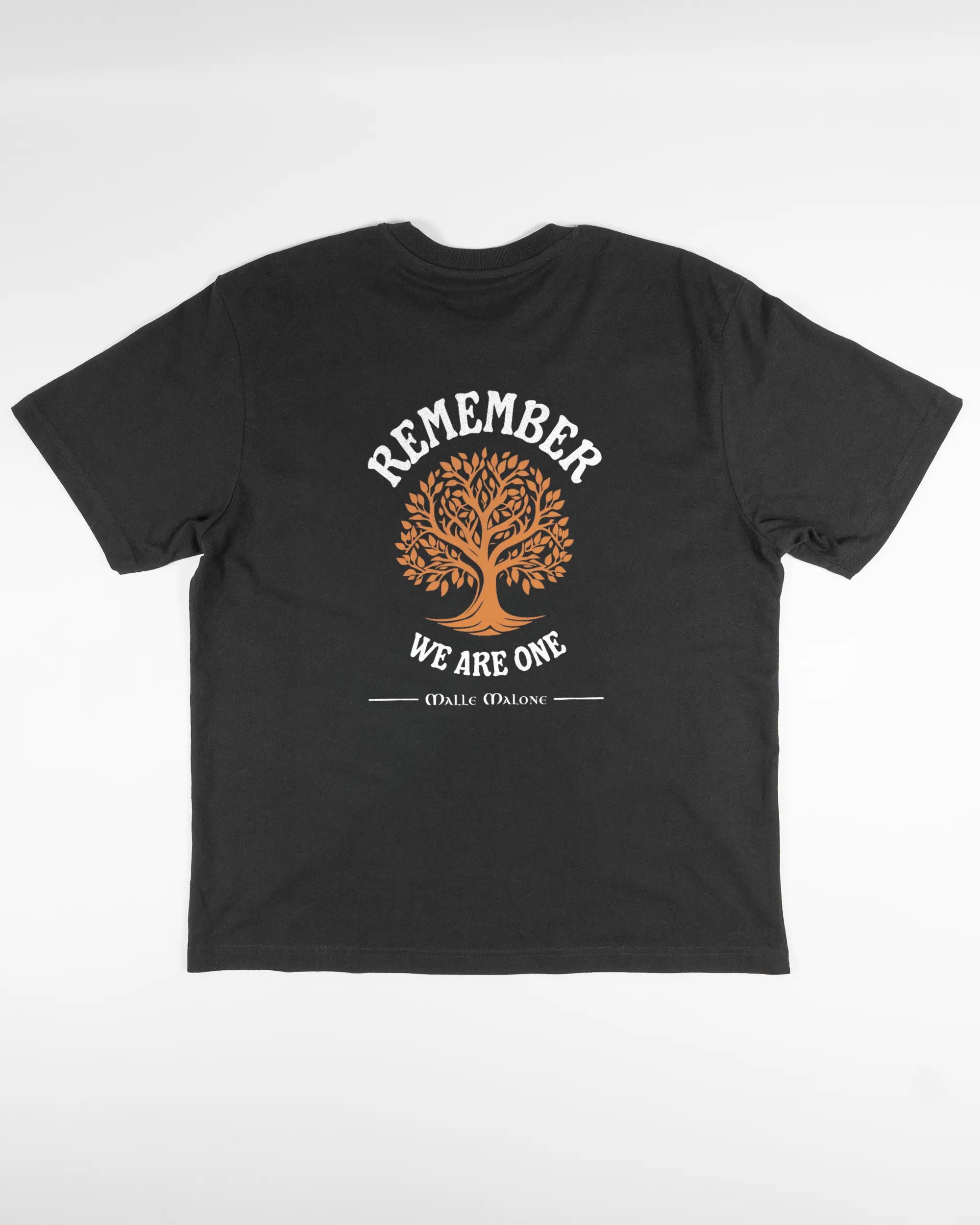 Rückseite des Basic Unisex T-Shirt Oversized von Maondo mit dem Design We are one in der Farbe Black und in der Größe S flach auf den Boden gelegt
