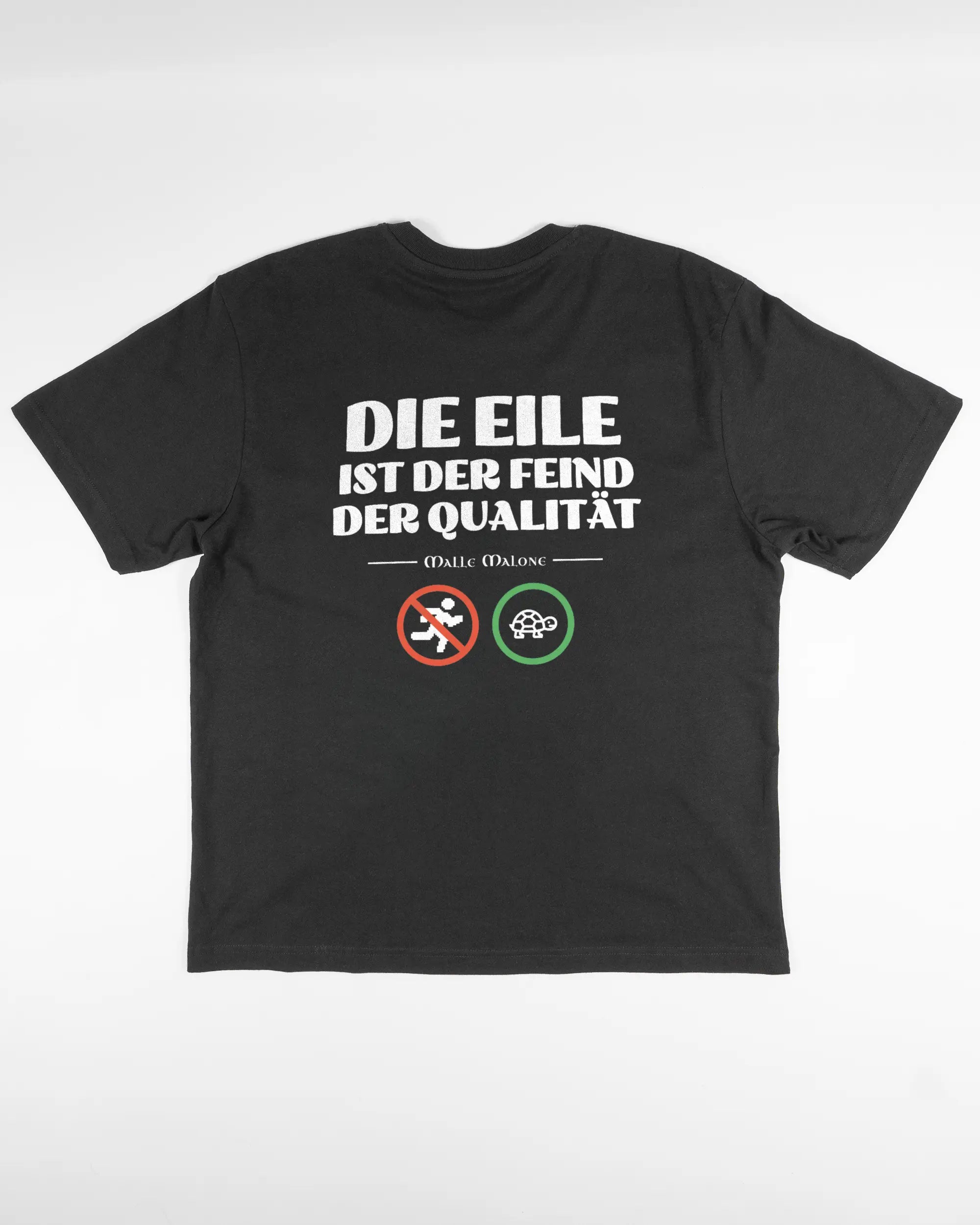 Rückseite des Basic Unisex T-Shirt Oversized von Maondo mit dem Design Keine Eile in der Farbe Black und in der Größe S flach auf den Boden gelegt