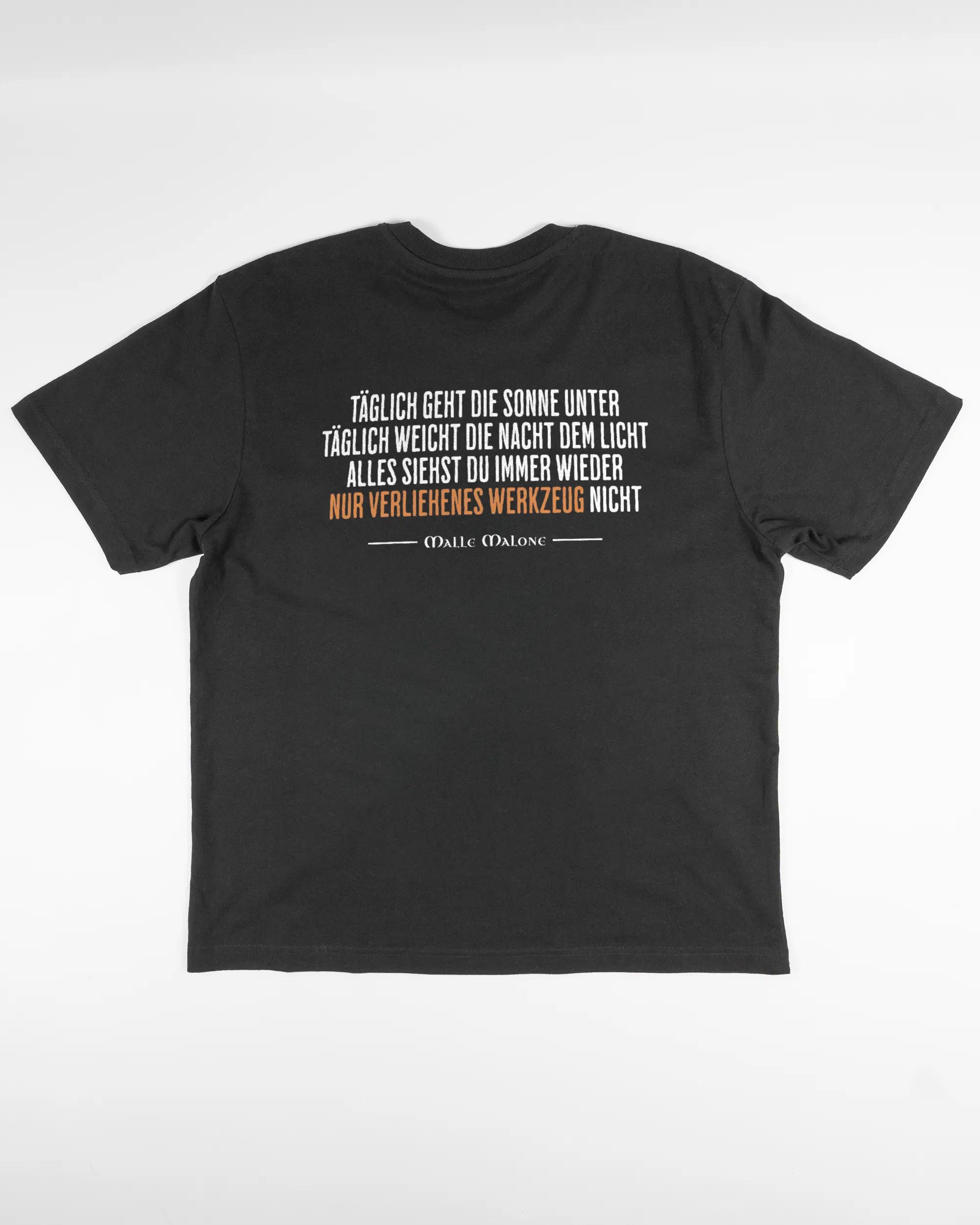 Rückseite des Basic Unisex T-Shirt Oversized von Maondo mit dem Design Wegzeug in der Farbe Black und in der Größe S flach auf den Boden gelegt