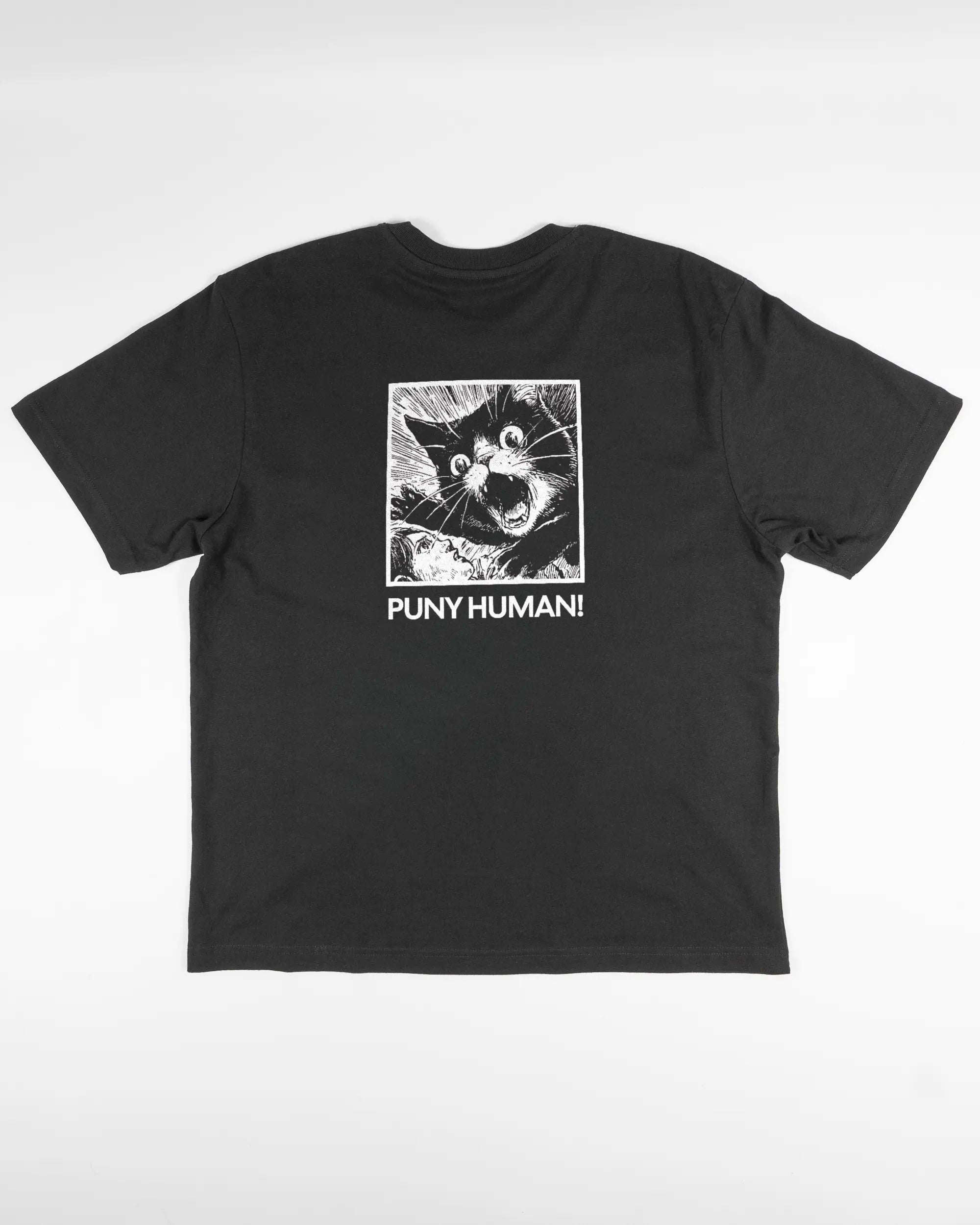 Rückseite des Basic Unisex T-Shirt Oversized von Maondo mit dem Design Puny Human in der Farbe Black und in der Größe S flach auf den Boden gelegt