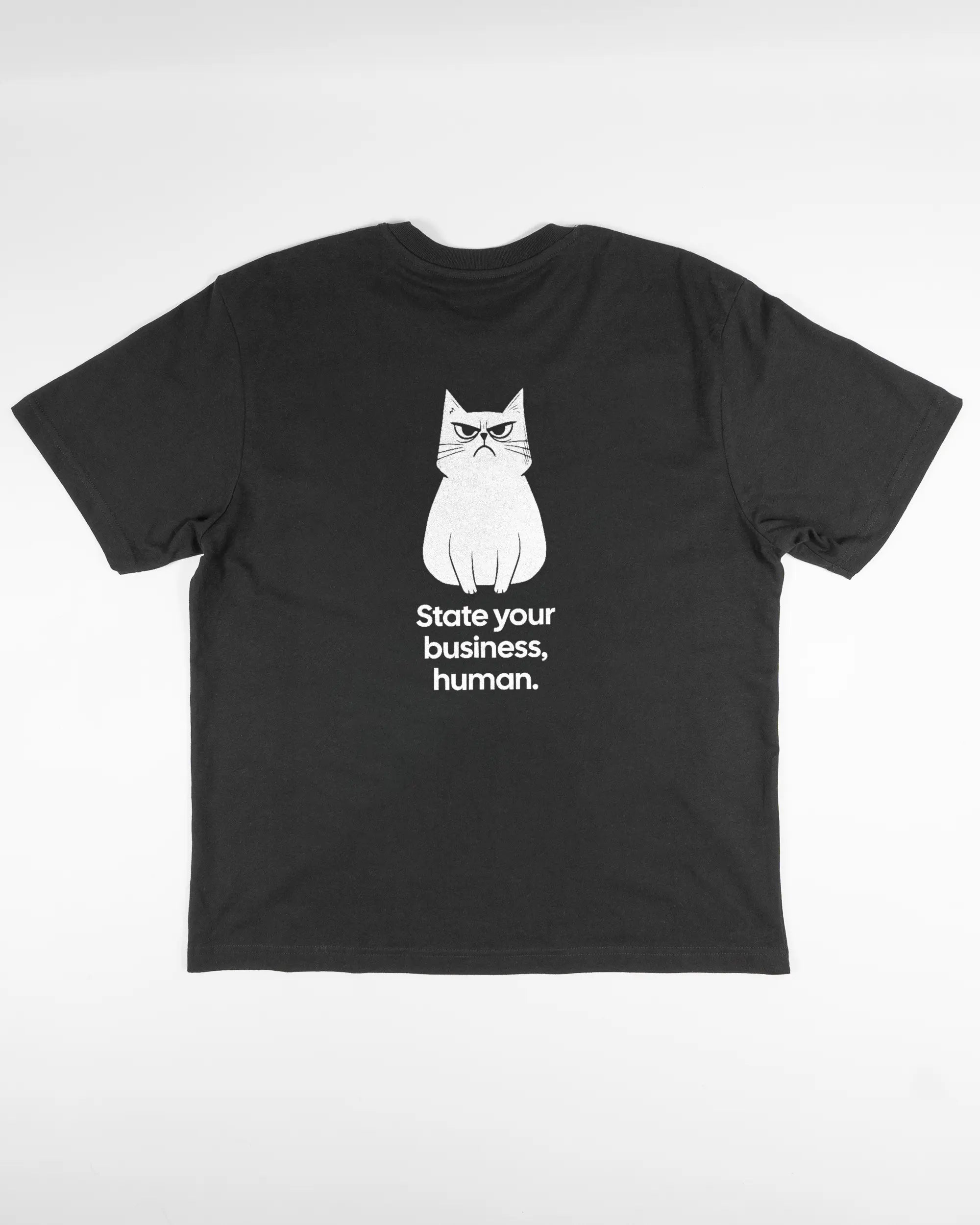 Rückseite des Basic Unisex T-Shirt Oversized von Maondo mit dem Design Grumpy Purr in der Farbe Black und in der Größe S flach auf den Boden gelegt
