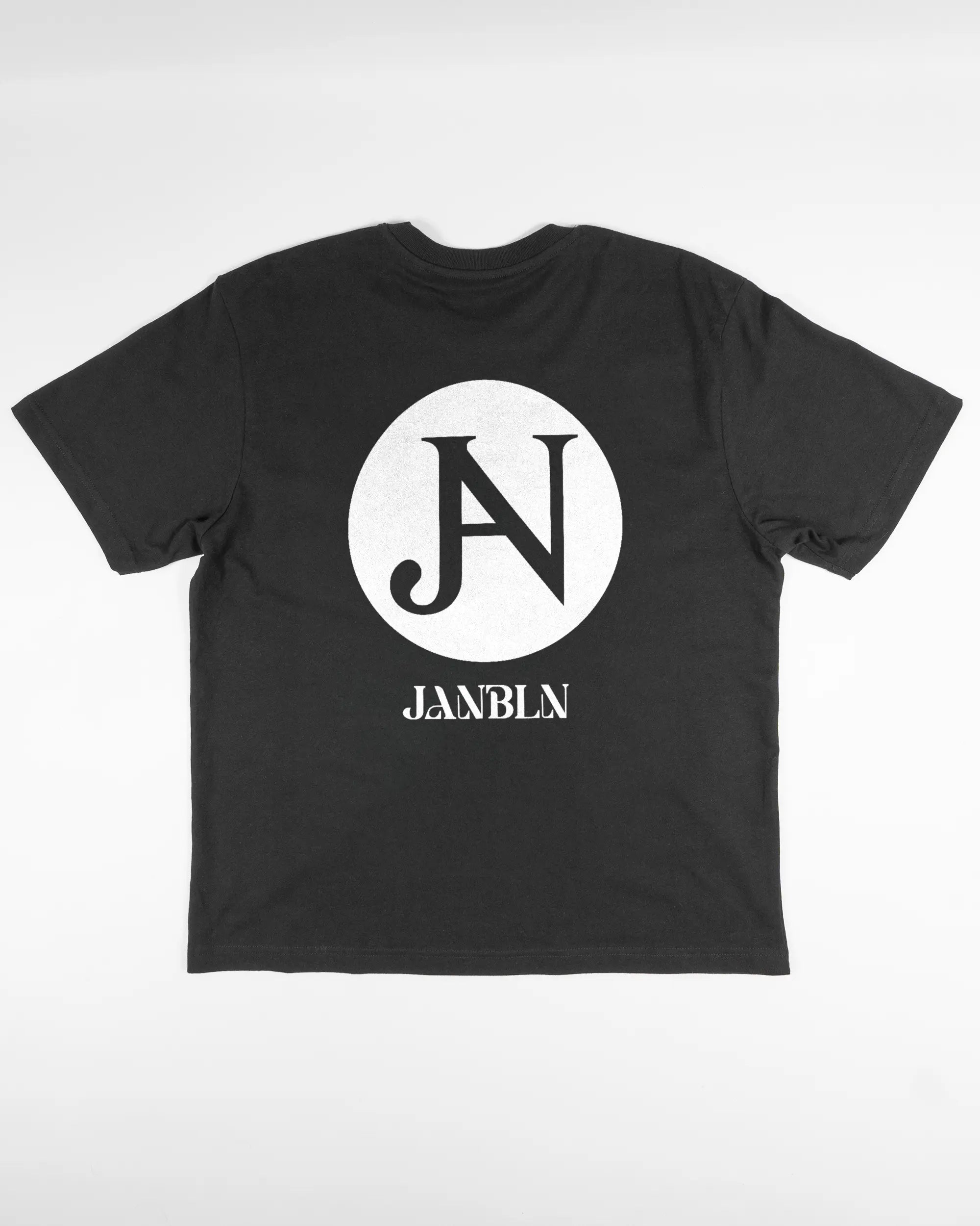 Rückseite des Basic Unisex T-Shirt Oversized von Maondo mit dem Design JB1 in der Farbe Black und in der Größe S flach auf den Boden gelegt