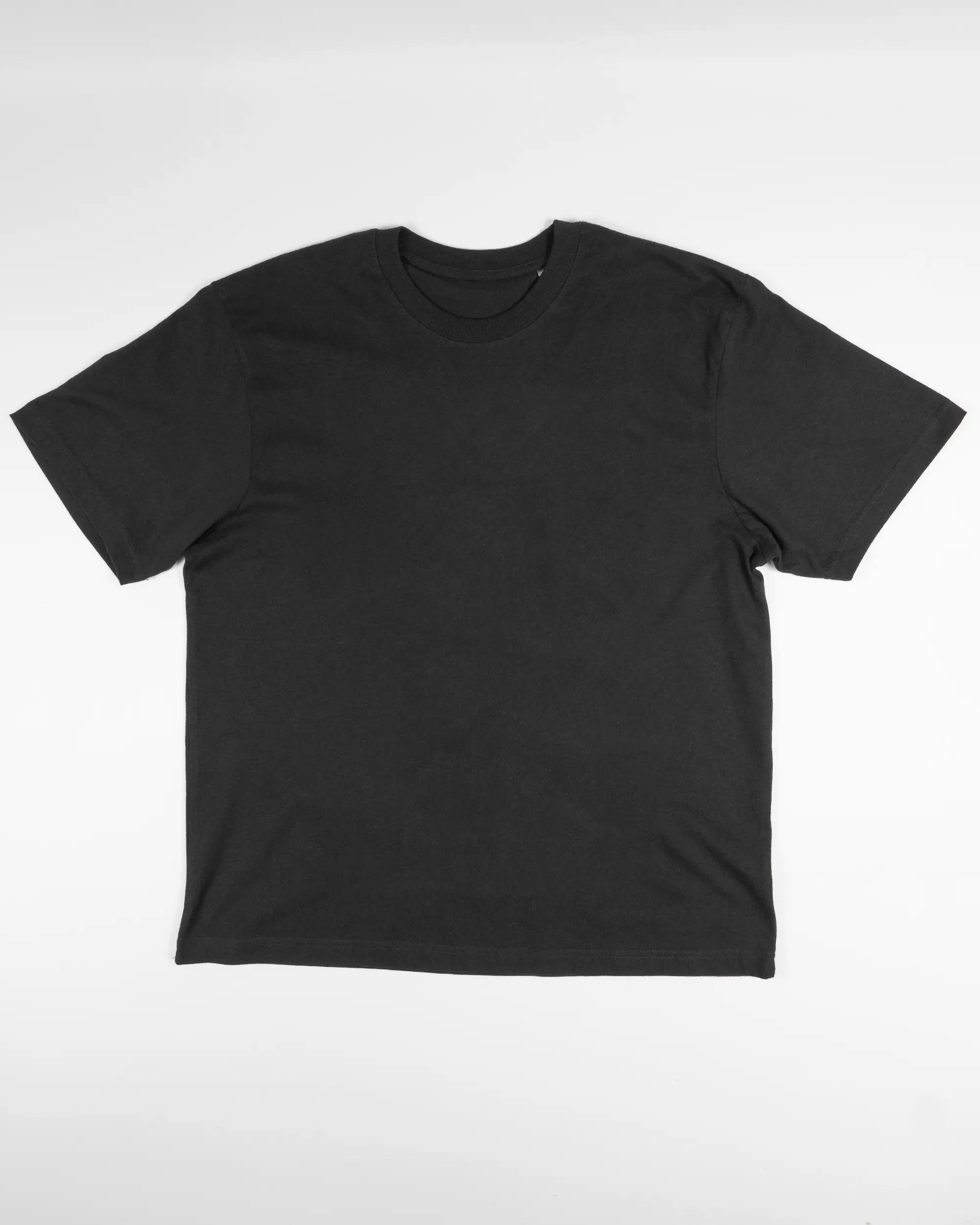 Vorderseite des Basic Unisex T-Shirt Oversized von Maondo ohne Motiv in der Farbe Black und in der Größe S flach auf den Boden gelegt