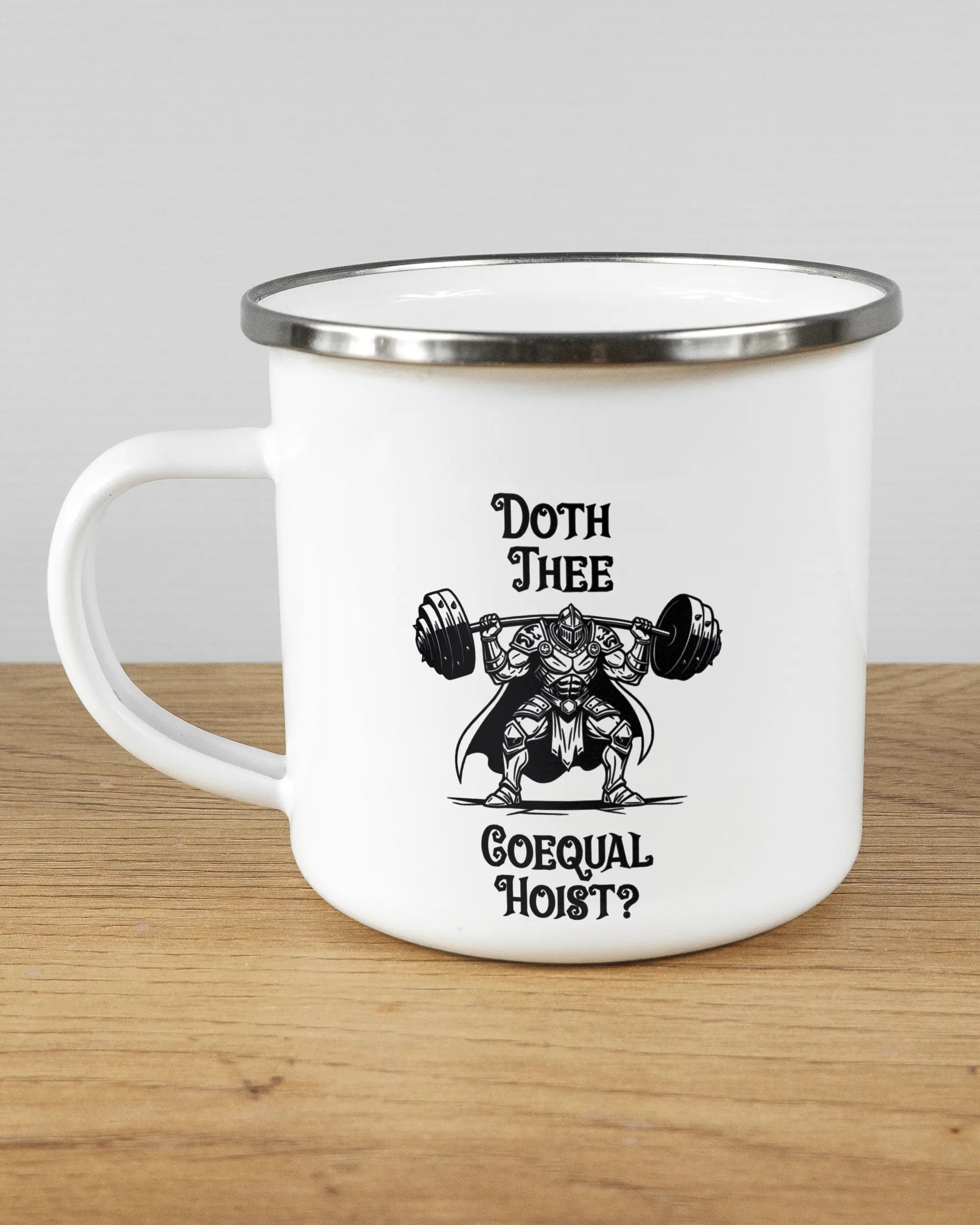 Titelbild, das die linke Seite der beidseitig bedruckten Emailletasse von Maondo mit dem Design Hoist Mode in der Farbe White-Silver auf einem Holztisch zeigt