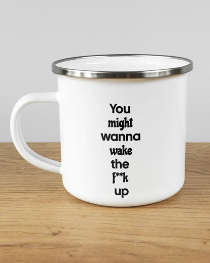 Titelbild, das die linke Seite der beidseitig bedruckten Emailletasse von Maondo mit dem Design Wanna Wake in der Farbe White-Silver auf einem Holztisch zeigt