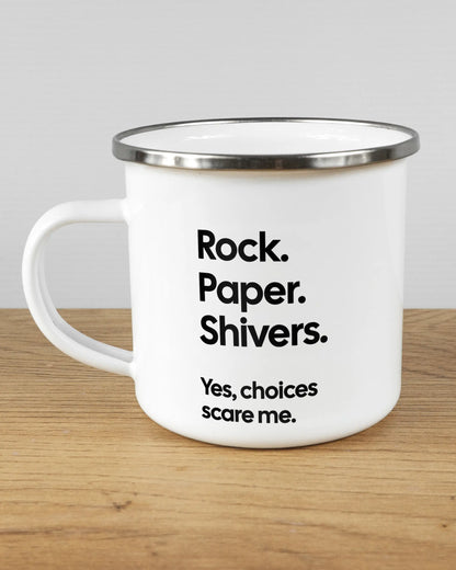 Titelbild, das die linke Seite der beidseitig bedruckten Emailletasse von Maondo mit dem Design Rock Paper Shivers in der Farbe White-Silver auf einem Holztisch zeigt