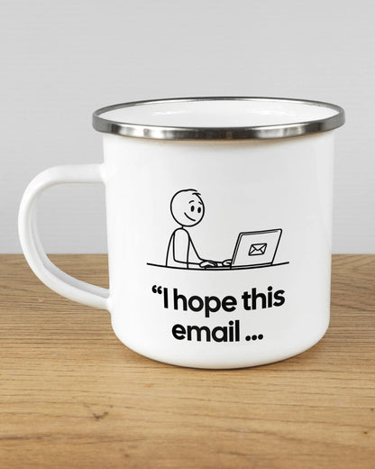 Titelbild, das die linke Seite der beidseitig bedruckten Emailletasse von Maondo mit dem Design Found me not well in der Farbe White-Silver auf einem Holztisch zeigt