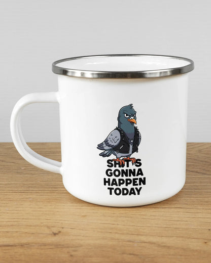 Titelbild, das die linke Seite der beidseitig bedruckten Emailletasse von Maondo mit dem Design Pigeon Pun in der Farbe White-Silver auf einem Holztisch zeigt