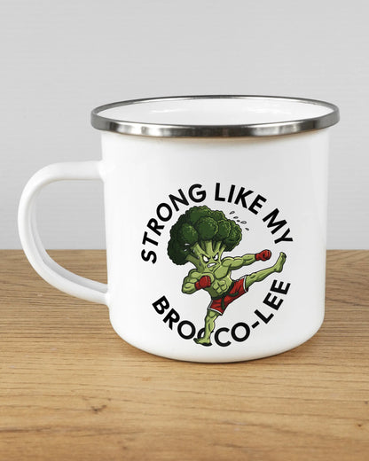 Titelbild, das die linke Seite der beidseitig bedruckten Emailletasse von Maondo mit dem Design Brocco-Lee in der Farbe White-Silver auf einem Holztisch zeigt