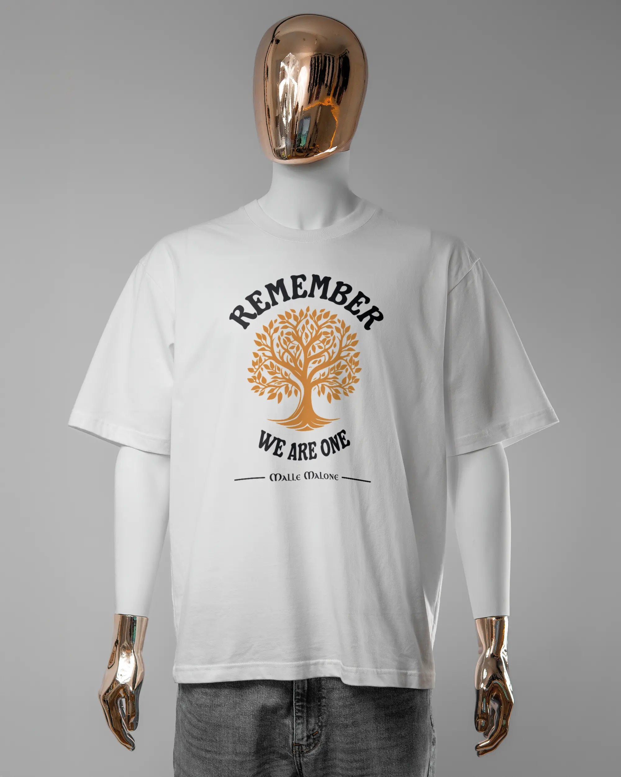 Vorderseite des Basic Unisex T-Shirt Oversized von Maondo mit dem Design We are one in der Farbe White und in der Größe L getragen von einer maskulinen Puppe
